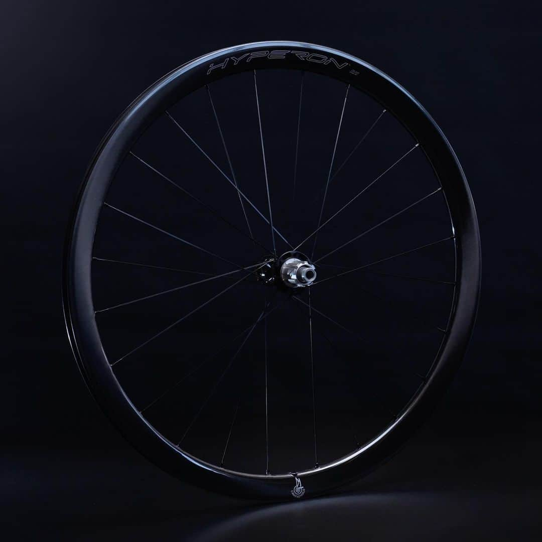 カンパニョーロのインスタグラム：「True to Campagnolo’s ‘Dream Bigger’ ethos which is centred around ingenuity and standing out from the crowd, the new Hyperon features a mirror-like C-LUX finish - creating a surface so flawlessly smooth that it doesn’t require lacquer and saving weight, whilst also helping to ensure the safest-possible seating of tubeless tires.  Discover more about our newest wheel through the link in our bio.  #Campagnolo #Hyperon #DreamBigger」