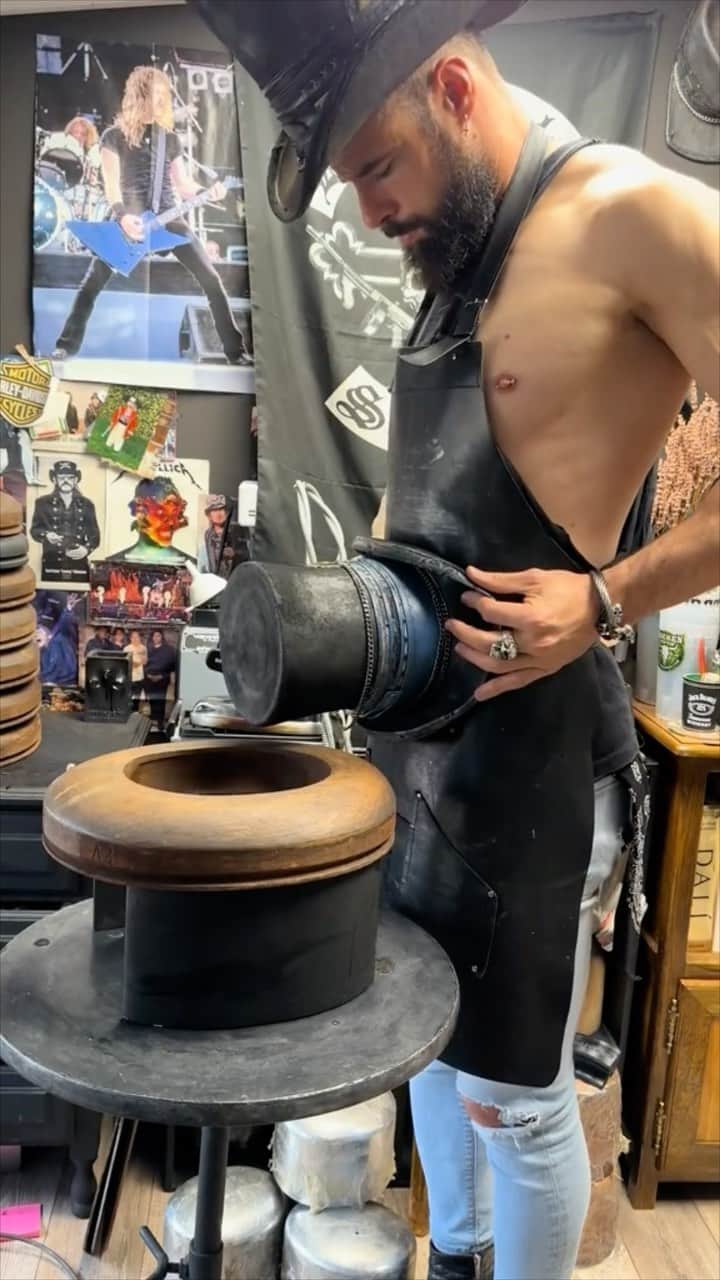 StreetArtGlobeのインスタグラム：「Creating a custom made, dusty Top Hat 🎩 With @blade_hats」