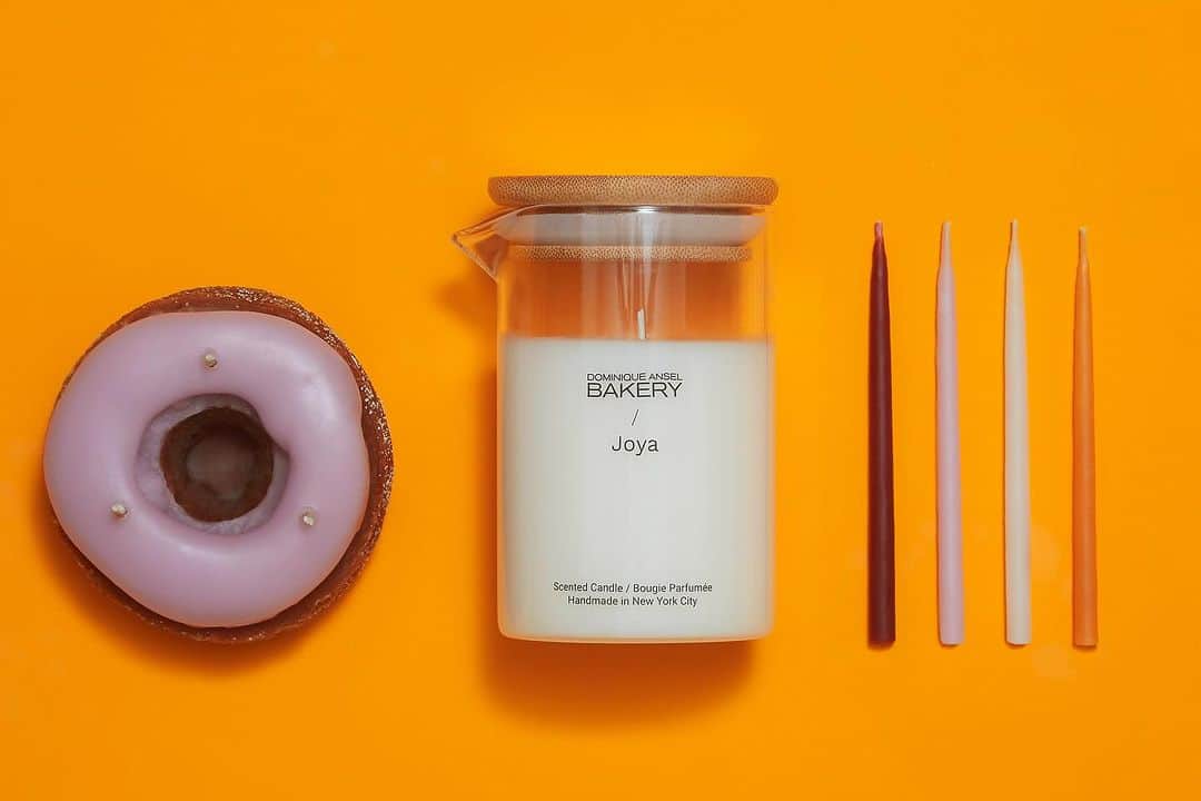 のインスタグラム：「We’re turning 12 years old in SoHo this weekend! And just in time, I’m excited to celebrate with my friends at @joyastudio to debut our first-ever candle collection, with a trio of beautiful candles so you can make a wish and de-stress as we head into the holiday baking season: a “Secret Recipe” poured candle that smells like batter when unlit, and fresh-baked pastry once lit (it comes in its own measuring cup too so you can bake with it afterward); hyper-realistic Cronut® candle with notes of our very first flavor, Rose Vanilla (complete with hand-dotted “sugar” crystals); and hand-dipped Birthday Candles in Cronut® flavors from years’ past (strawberry milk, salted butterscotch, honeysuckle sugar, and eggnog). Available starting tomorrow 11/3 in SoHo and Flatiron, and for nationwide shipping (tap the pics above⬆️) at DominiqueAnselOnline.com and JoyaStudio.com.  *** A SOHO SURPRISE: meet us at the Bakery on Spring Street this FRI-SUN only, and the first 30 people in line will receive a complimentary Cronut® with any purchase, and a set of birthday candles so you can help wish us a very happy 12th birthday! (while supplies last, one per person)」