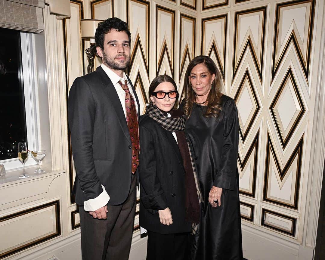 のインスタグラム：「ABOUT LAST NIGHT 💎 On Wednesday night, Bergdorf Goodman celebrated the arrival of @ileanamakri with an intimate dinner at BG Restaurant. Guests including Linda Fargo, Ashley Olsen, Louis Eisner, Lynn Yaeger, Leandra Cohen, Zoe Cassavetes and Nicola Kotsoni enjoyed a family-style menu inspired by Makri’s Greek heritage. Discover Ileana Makri’s vibrant and timeless jewelry now in store.」