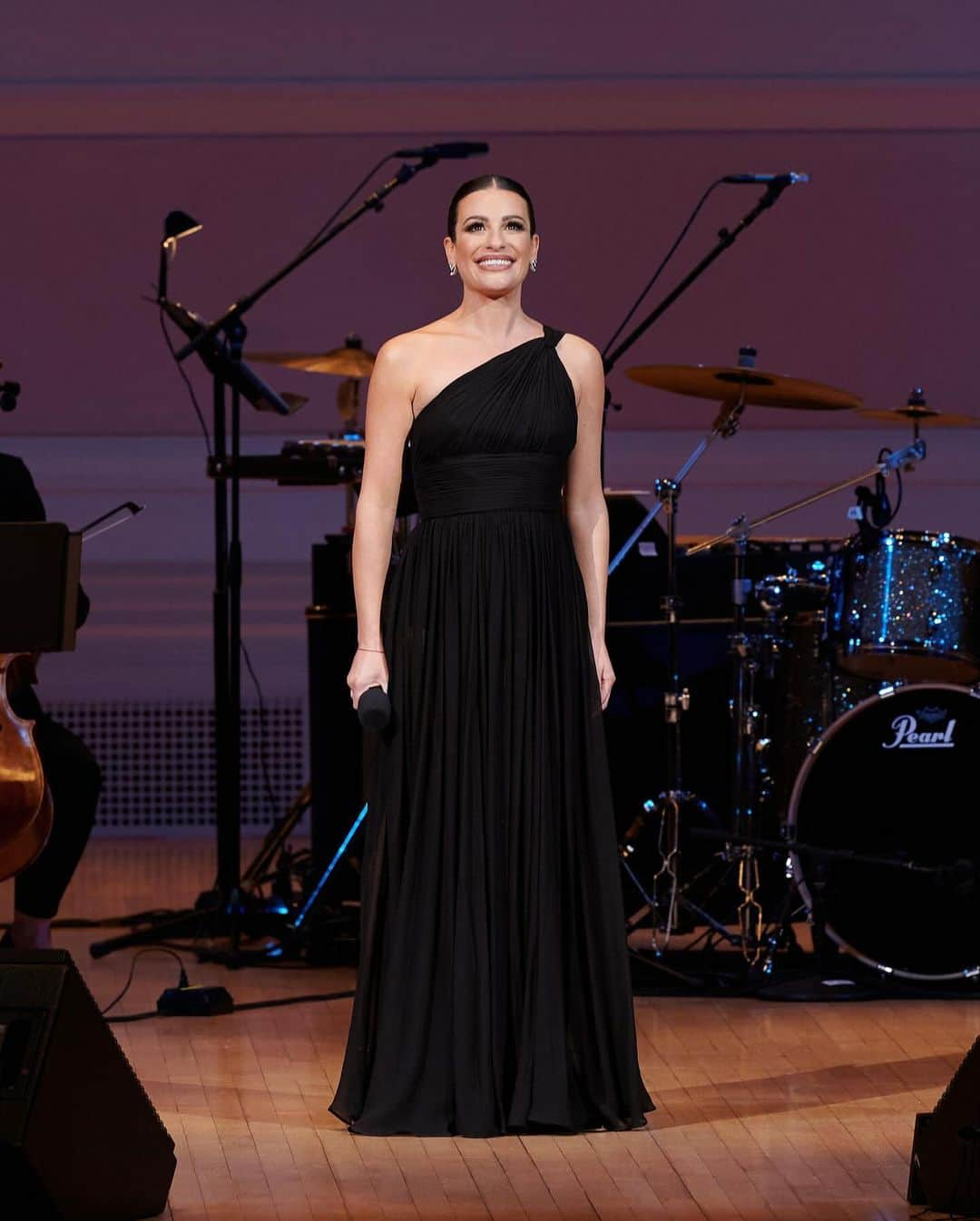 マイケルコースのインスタグラム：「For one night only: #LeaMichele took to the stage for her first-ever solo concert at Carnegie Hall in a silk-chiffon gown from the Spring/Summer 2024 #MichaelKorsCollection.  Photographed by @jennyandersonphoto」