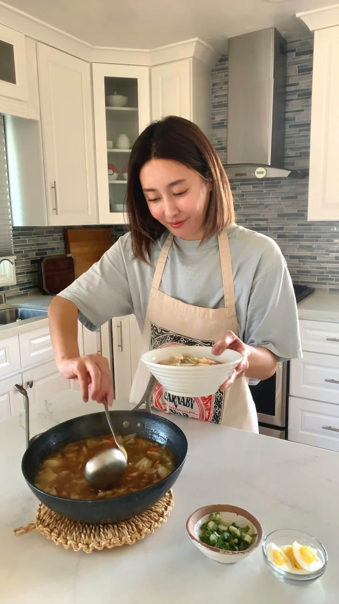 高木りなのインスタグラム：「私が大好きな五目あんかけラーメン。子供たちピックアップ前に1人で味見がてら頂きました。 제가 너무 좋아하는 “고모쿠 안가케 라멘" 애들 픽업 전에 맛 볼 겸 혼자 먼저 먹었어요 - - - - - - - - - -  砂糖 大1、醤油 大5、みりん 大1、酒 大2、オイスターソース 大1、Better Than Bouillon Roasted Chicken 大1、水 1000ml 설탕1, 간장5, 미림1, 술2, 굴소스1, Better Than Bouillon Roasted Chicken1, 물1000ml」