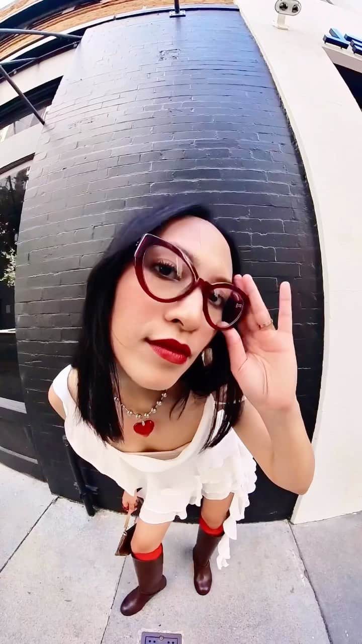 Warby Parkerのインスタグラム：「Kelsey in Candied Berry Crystal is that girl 💅 📹 @liv.ishak」
