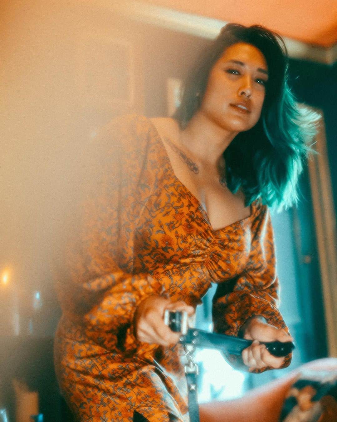 Mia Littleのインスタグラム：「Come a little closer and you’ll see. 📸 by @alexandrakacha」