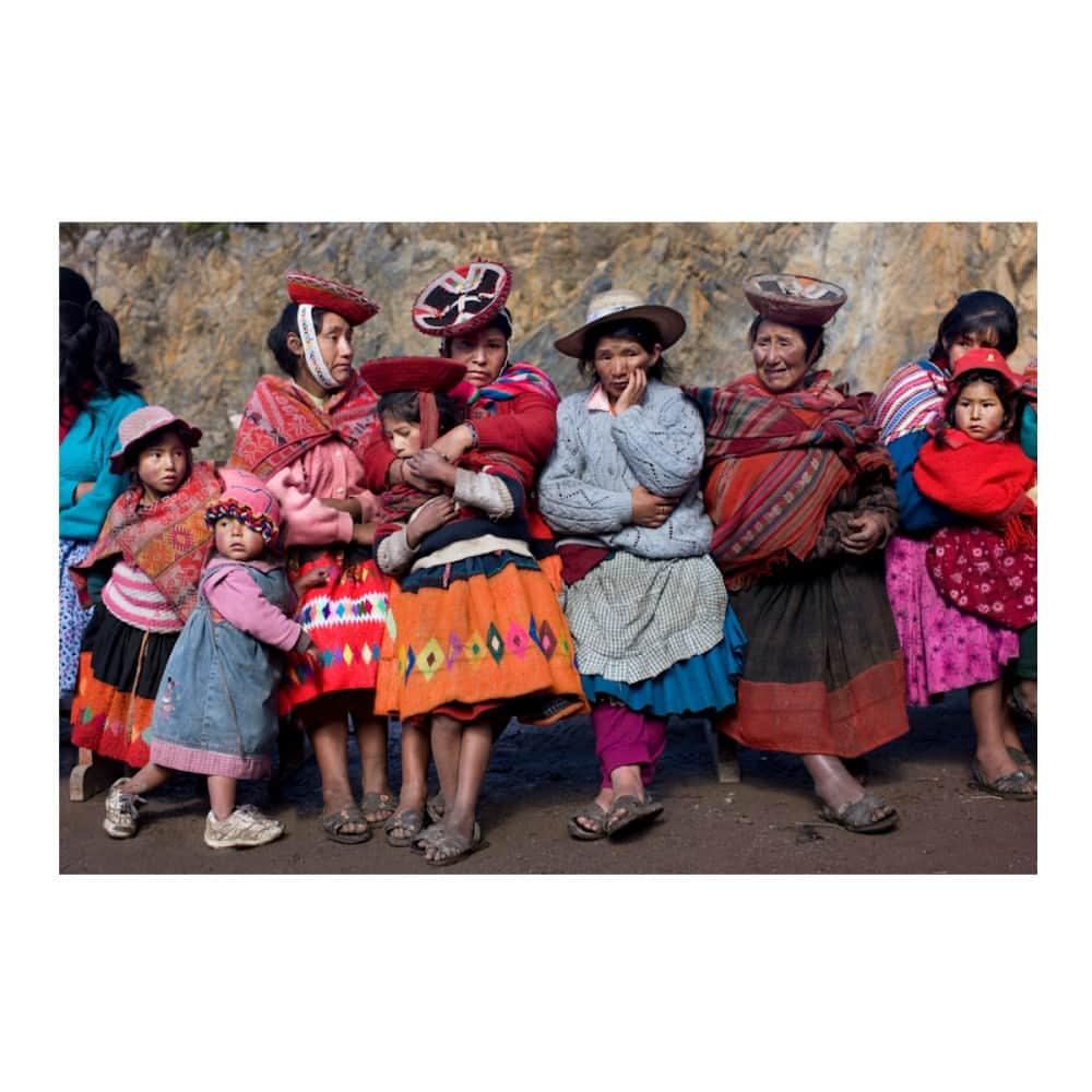 Robert Clarkのインスタグラム：「This is maybe my favorite scene I have witness while working for #NatGeo since 1995. These women & children waiting seated and eating (“Benigno Apaza” / “Fortunato Santos” / “Timoteo Quispe”)".   🌟 link in bio  #peoplewaitingseatedandeatingbenignoapazafortunatosantostimoteoquispe #inca #mm7808 #robertclark #robertclarkphotography」