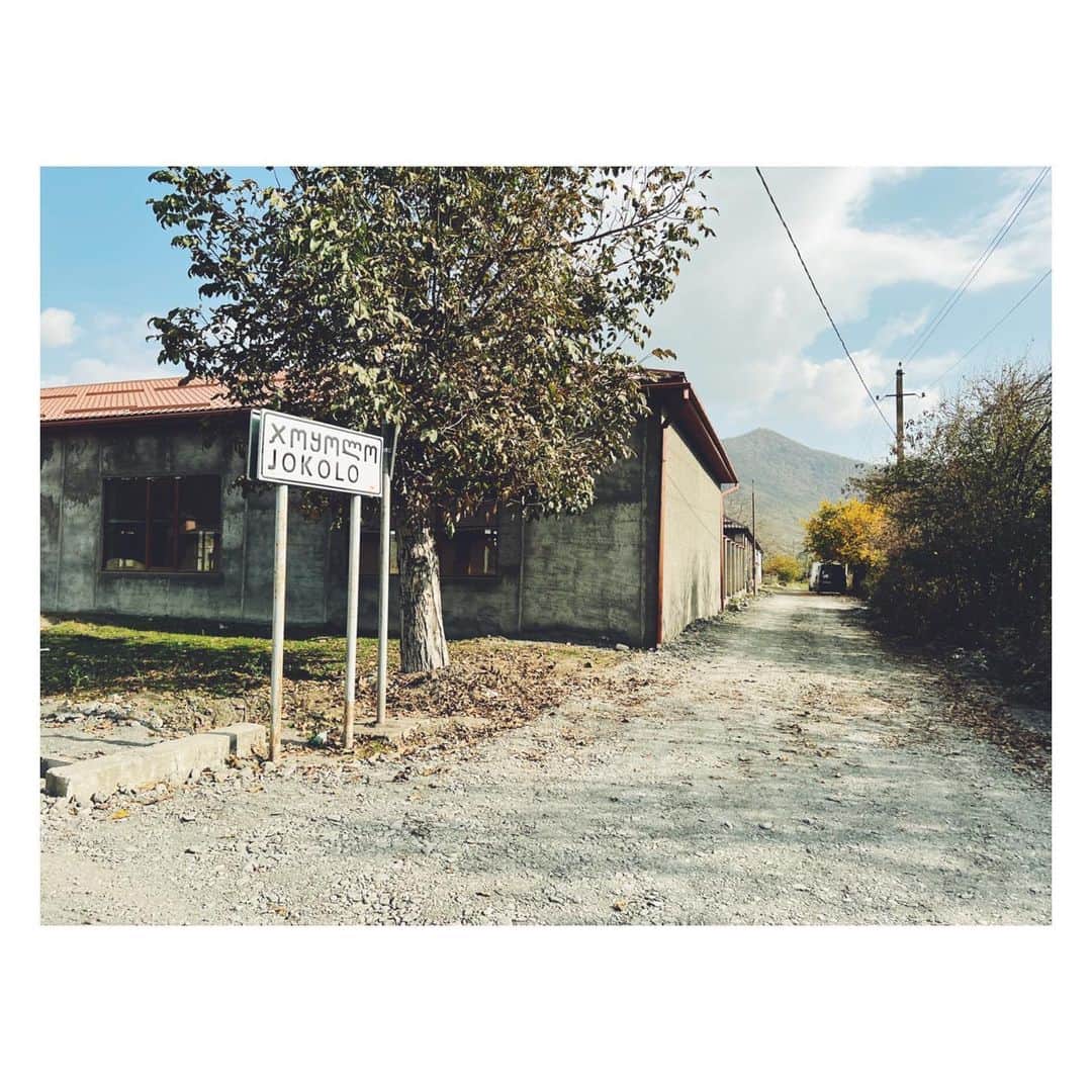 高橋ヨーコさんのインスタグラム写真 - (高橋ヨーコInstagram)「チェチェン共和国に近いパンキシ渓谷の集落を訪ねました。まずはチェチェン系キスト人が暮らす村Jokoloへ。」11月3日 7時46分 - yoko1970