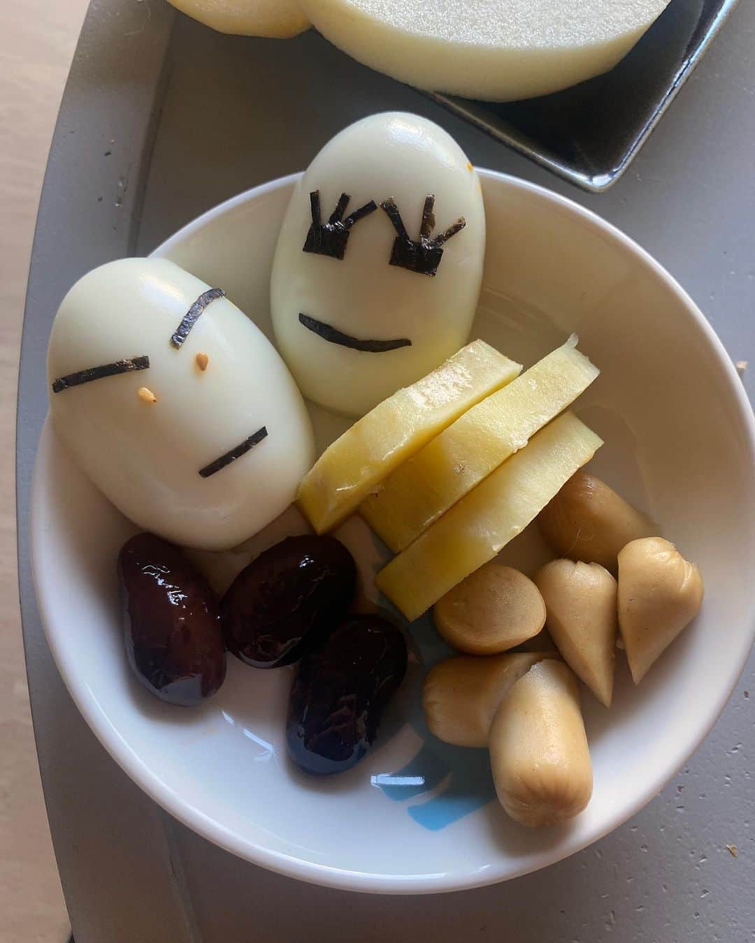 山本栄治のインスタグラム：「一嬉の朝ごはん  一嬉を喜ばせ様と  ママの遊び心  写真を撮った夫に  載せないでよと妻  載せる夫😬  可愛いい朝ごはん  一嬉  残すなよ👍‼️」