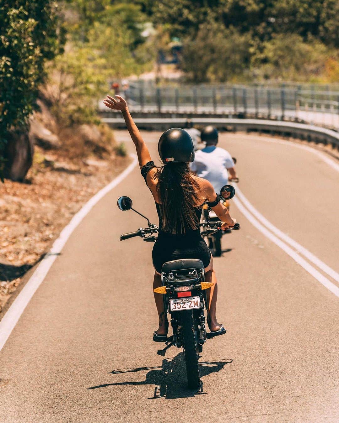 のインスタグラム：「Quem quer vir pra Austrália viver esse sonho e ainda aprender inglês, bota a mão pra cima! 🙌🏼   A @lexis_english vai dar 12 semanas de bolsa integral com um valor de 10 mil reais para uma pessoa de sorte, para concorrer é MUITO fácil, é só:  Estar seguindo o perfil do @thelocaleyeshow e marcar 2 amigos nos comentários dessa foto, easy mate!   O resultado sai no fim de semana!  O ganhador poderá escolher entre os campuses de Byron Bay e Noosa. Taxa de matrícula, material, acomodação e seguro NÃO estão inclusas e matrícula com a data de início de curso e definição do campus deverá ser enviada até o dia 15 de Abril de 2024. Estudante deverá iniciar estudos até o dia 02 de fevereiro de 2025.  Good luck!」