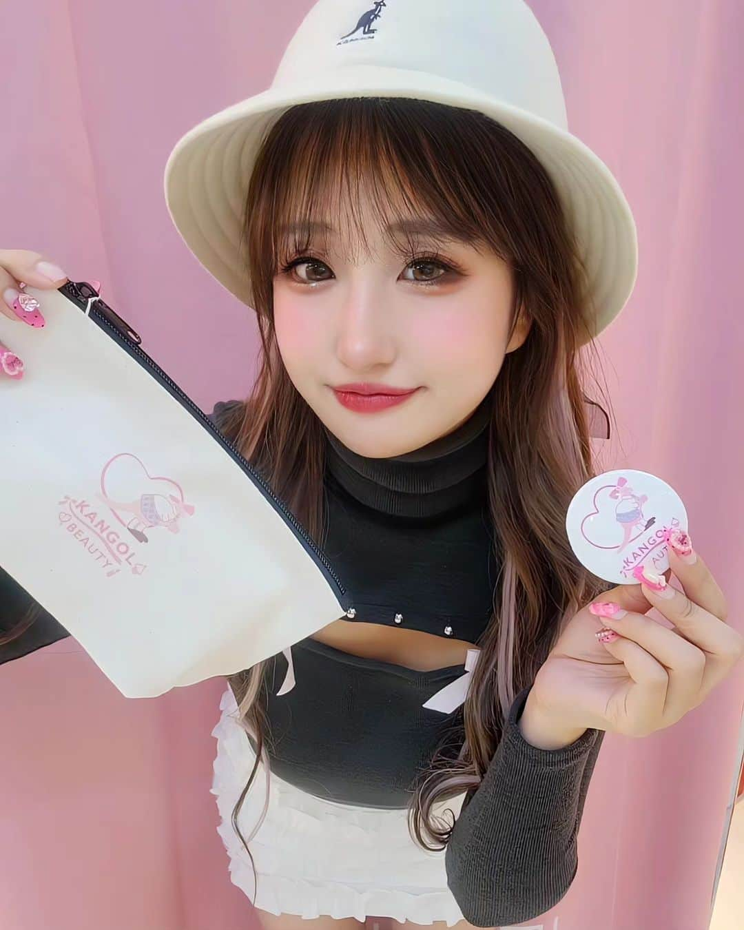 黛実希さんのインスタグラム写真 - (黛実希Instagram)「KANGOL✖Miki🦘🎀💗💞  @kangol_beauty_  @kangol_salon   なんと！！ この度、KANGOL SALONさんとのコラボ商品販売することになりました💗 予約はすでに始まっていて11月26日までの受付となってます💕 その期間を逃すと買うことが出来なくなってしまうので是非ご予約お待ちしております🎁❤️  KANGOLのカンガルーさんに大好きなリボンとCHOAの制服着せて、私のニックネームのCandy🍭を持たせたの🤭💘💓💝 ギャルギャルで可愛すぎるカンガルーさんになった🦘💄笑 ポーチ、シール、ミラーの3種類だよ🪞  予約したよ💌ストーリー楽しみにしてます❤️❤️❤️ 予約フォームはハイライトに残しておくね💕  #コラボ#コラボ商品#限定#限定商品#kangol#kangolsalon#ポーチ#ミラー#ステッカー#コスメポーチ#韓国制服#ピンク#ピンクポーチ#ピンク好きな人と繋がりたい#kawaii#kawaiifashion#kawaiistyle#japanese#japanesegirl」11月3日 8時09分 - candymiiiki