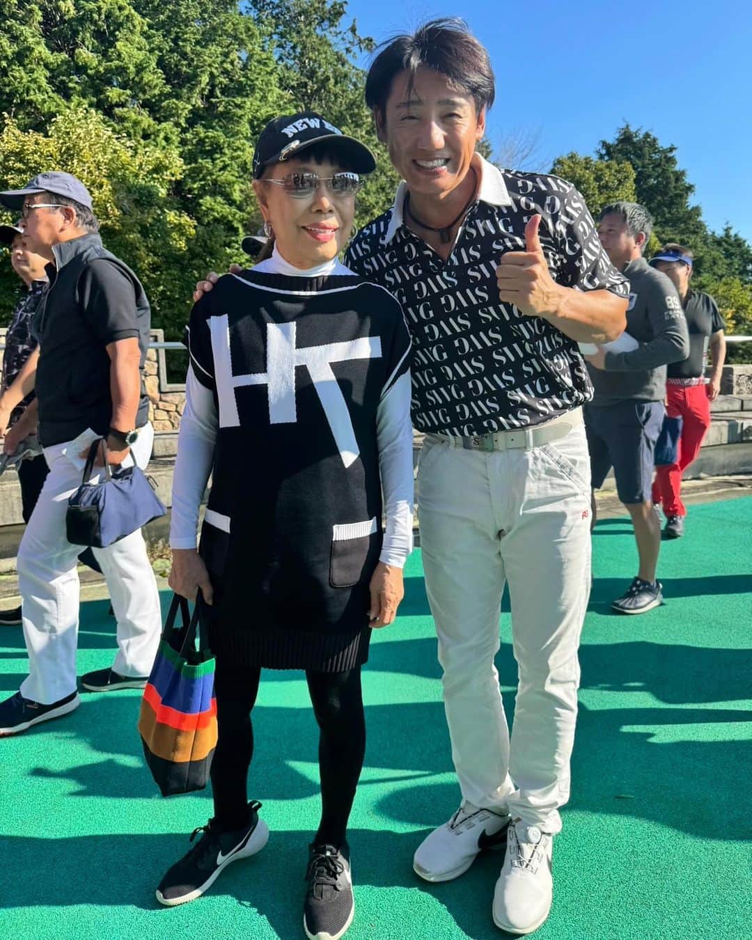 池谷幸雄のインスタグラム：「先日、コシノヒロコさんのコンペに参加させて頂きました⛳️  ヒロコ先生、相変わらず若々しくて素晴らしかったです✨  僕も、見習って頑張ろうと思います💪🍖  #こしのひろこ #池谷幸雄 #ゴルフコンペ #ゴルフ #ゴルフスイング動画」
