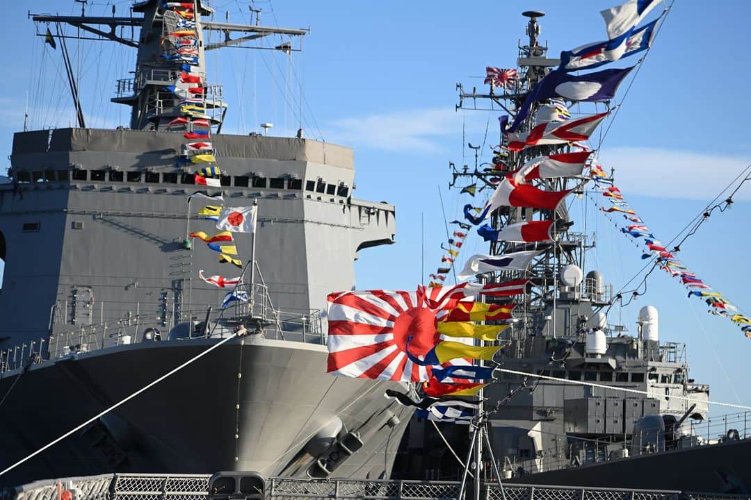 海上自衛隊さんのインスタグラム写真 - (海上自衛隊Instagram)「今日は祝日 #文化の日 ですね！本日は #満艦飾 を実施中。 停泊中の艦艇には色鮮やかな旗流が翻ります！  #海上自衛隊 #JMSDF #艦艇 #護衛艦 #旗 #装飾」11月3日 8時00分 - jmsdf_pr