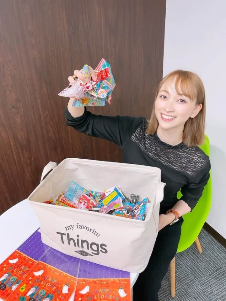 白井美帆のインスタグラム：「子役ちゃんたちに掴み取りをさせると、3歳とか4歳の子達は5個も取れないの！可愛すぎちゃって😆❤️ もっといいよーって言うとキラキラな笑顔でいいの？！ と。みんな天使。可愛い。」