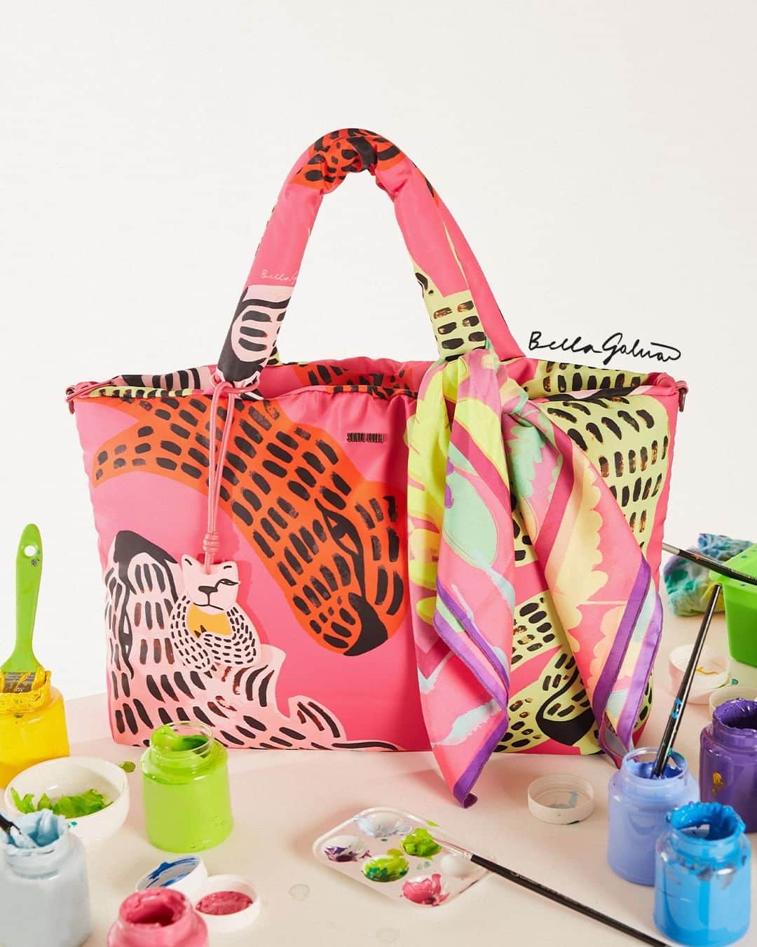 Santa Lollaのインスタグラム：「Conheça a nova collab SL em parceria com as artistas brasileiras Bella Galvão e Aline Bispo! Apresentando quatro itens colecionáveis, a coleção foi personalizada com as cores e os traços marcantes dessas duas mulheres inspiradoras, de personalidades muito próprias e talentos ímpares. #santalolla #santalollaverao24 #CollabArtistasSL」