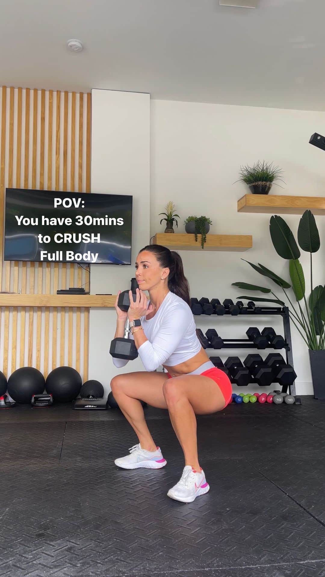 Ainsley Rodriguezのインスタグラム：「30 MIN FULL BODY CRUSHED 🥵! . Save this for when you’re short on time and need to get in a quick and efficient workout! . These are my favorite workouts! I LOVE full body workouts especially when I’m short on time or only have a few days to workout! . Go as heavy as you can in weight while maintaining your form and rest as needed! . Repeat for 5 Rounds ✋🏼 . 16 alternating clean to press (8 per side) 10 goblet complexes (you’re going squat to fwd lunge to rev lunge and 5 on each side) 10 Deadlift to Rows 10 DB Push ups 10 weighted V-ups 10 burpees over DB . #homeworkout #fullbodyworkout #newyearworkout」