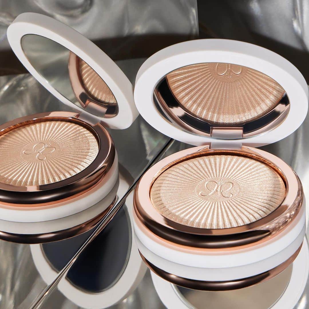 Anastasia Beverly Hillsのインスタグラム：「Basking in that Glow Seeker glow all season long ✨✨✨ Shop your new fave highlighter @ultabeauty! 🤩  #AnastasiaBeverlyHills #UltaBeauty」