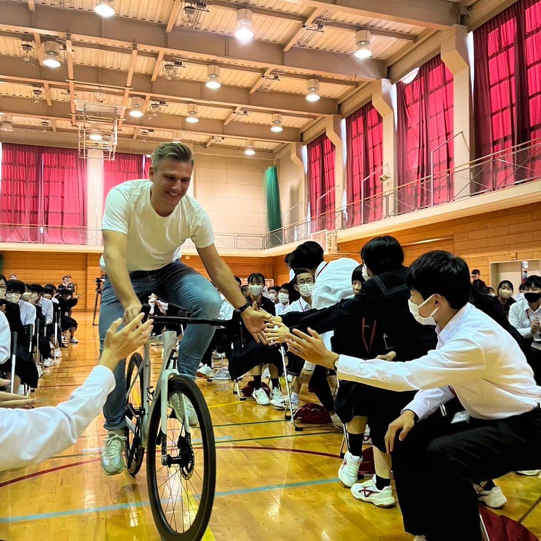 ツール・ド・フランスさいたまクリテリウム さんのインスタグラム写真 - (ツール・ド・フランスさいたまクリテリウム Instagram)「🚴💛 『#さいたまクリテリウム DREAM TEACHER』 大会アンバサダー、マルセル・キッテル氏が浦和中学校を訪問✨  自転車で登場したキッテル氏は、自身の経験から夢を持つことの大切さについて語り、生徒からの質問に答えるなど、交流を図りました💛 生徒の方が描いたオリジナルの扇子をプレゼントいただきました！ 浦和中学校の皆様、ありがとうございました😊  #jspocycle #TDF2023 #ツールドフランス #tourdefrance #サイクルロードレース」11月3日 8時03分 - saitamacriterium