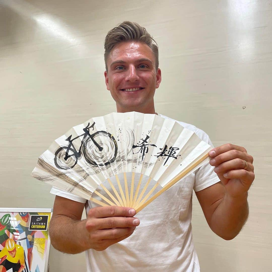 ツール・ド・フランスさいたまクリテリウム のインスタグラム：「🚴💛 『#さいたまクリテリウム DREAM TEACHER』 大会アンバサダー、マルセル・キッテル氏が浦和中学校を訪問✨  自転車で登場したキッテル氏は、自身の経験から夢を持つことの大切さについて語り、生徒からの質問に答えるなど、交流を図りました💛 生徒の方が描いたオリジナルの扇子をプレゼントいただきました！ 浦和中学校の皆様、ありがとうございました😊  #jspocycle #TDF2023 #ツールドフランス #tourdefrance #サイクルロードレース」