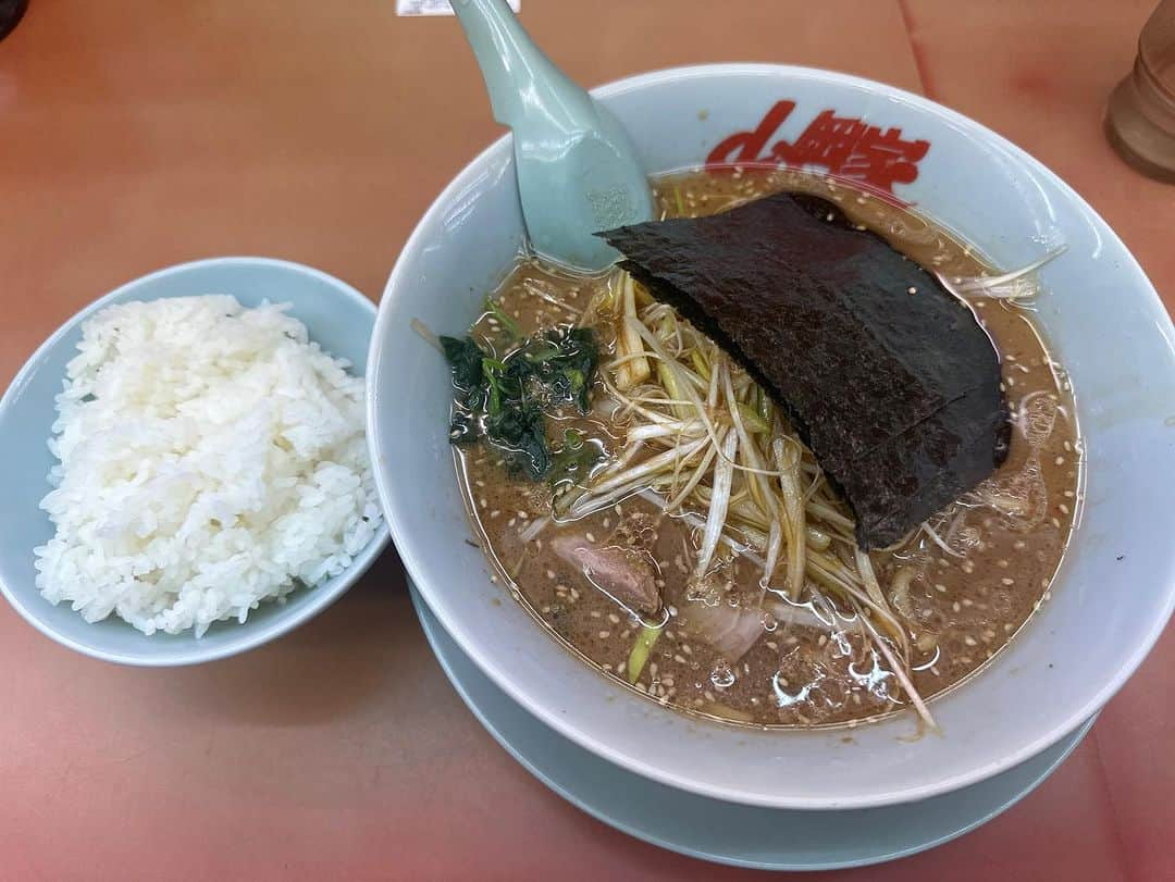 林克治さんのインスタグラム写真 - (林克治Instagram)「最近どハマり中の山岡家さん。 県北に行くと、君津インターで途中下車してついつい寄ってしまいます。。。 そしていつも混んでいます。 脂多め、麺硬め、味濃いめの罪悪感がたまらなく美味しいです。 最近、ラーメンはかなり我慢して食べないようにしていますが、山岡家さんの誘惑に勝つのは至難の業です。  #山岡家 #美味杉謙信」11月3日 8時06分 - hayashikarika