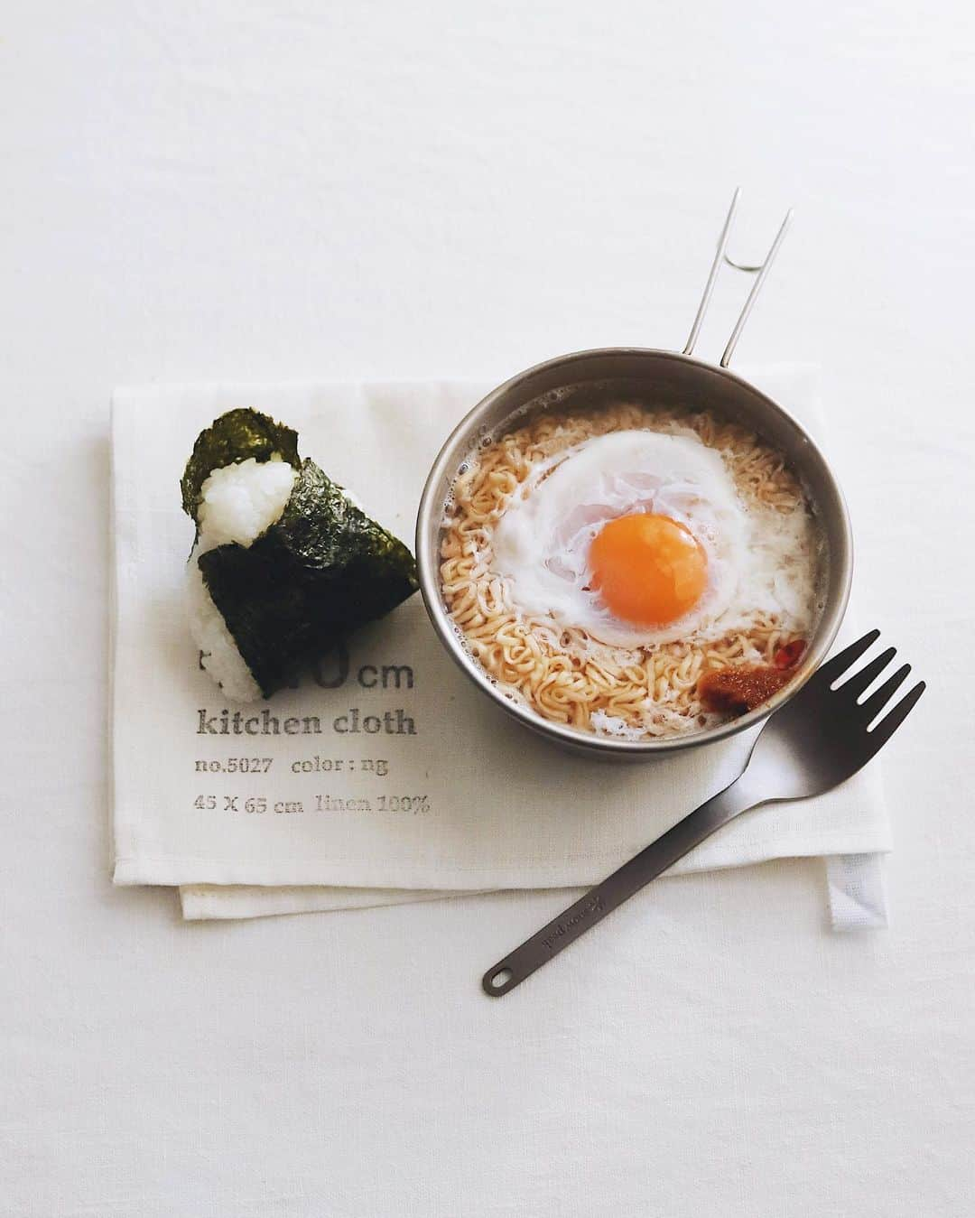 樋口正樹のインスタグラム：「Today’s breakfast  連休の初日の朝ごはんに チキンラーメンの卵のせ、 with 梅のおにぎり🍙🐣  . #ずぼら飯 #チキンラーメン #朝ラー #袋麺 #梅おにぎり #onigiriaction #chickenramen」