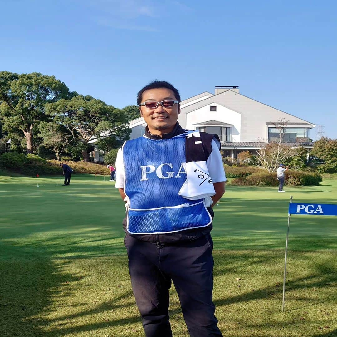 上杉隆さんのインスタグラム写真 - (上杉隆Instagram)「【初日3アンダー】 転職初日⛳上々なり　 https://cosmohealth-cup.com/　 #田村尚之 #コスモヘルスカップシニアトーナメント #カレドニアンゴルフクラブ #キャディ」11月3日 8時08分 - takashiuesugi