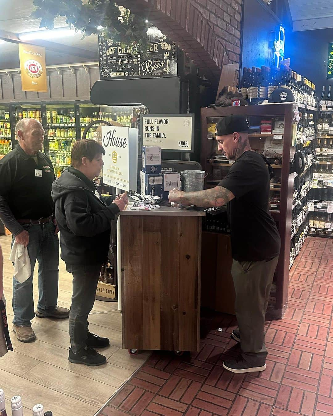 ケアリー・ハートさんのインスタグラム写真 - (ケアリー・ハートInstagram)「Snuck in a quick @housebeer sampling before hitting the road!!!! Hit up El Rancho in central coast for some tasty suds. 🤘🏼🤘🏼🤘🏼🤘🏼.」11月3日 8時18分 - hartluck