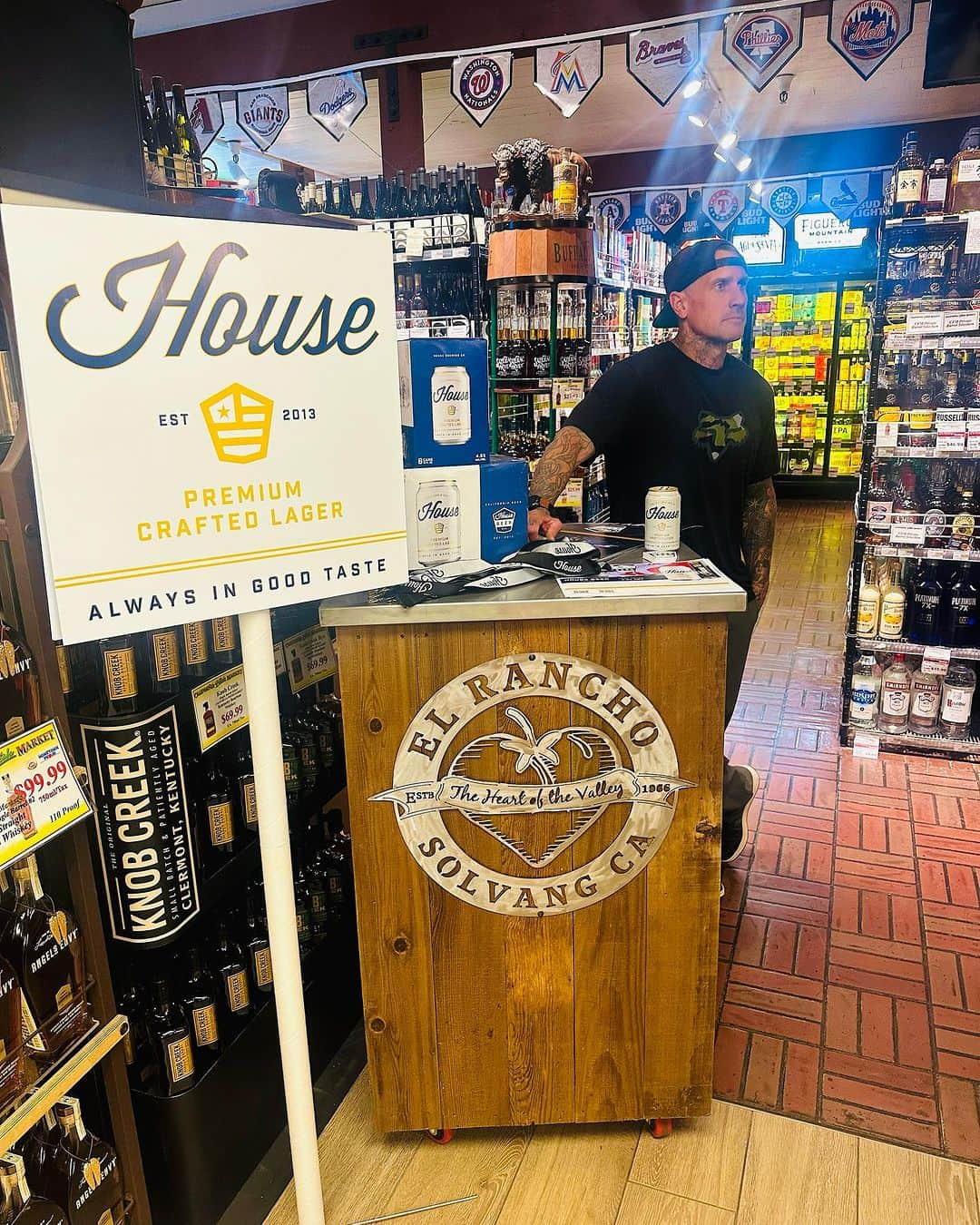 ケアリー・ハートさんのインスタグラム写真 - (ケアリー・ハートInstagram)「Snuck in a quick @housebeer sampling before hitting the road!!!! Hit up El Rancho in central coast for some tasty suds. 🤘🏼🤘🏼🤘🏼🤘🏼.」11月3日 8時18分 - hartluck