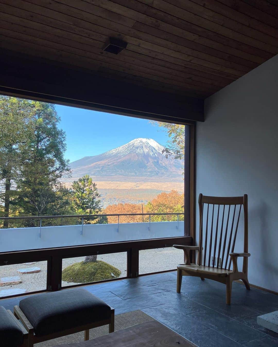 のインスタグラム：「しつこく部屋からの富士山。作家にでもならないとまずいような気分の部屋。しかし全く寒くなくてどうなの？山中湖の111月,」