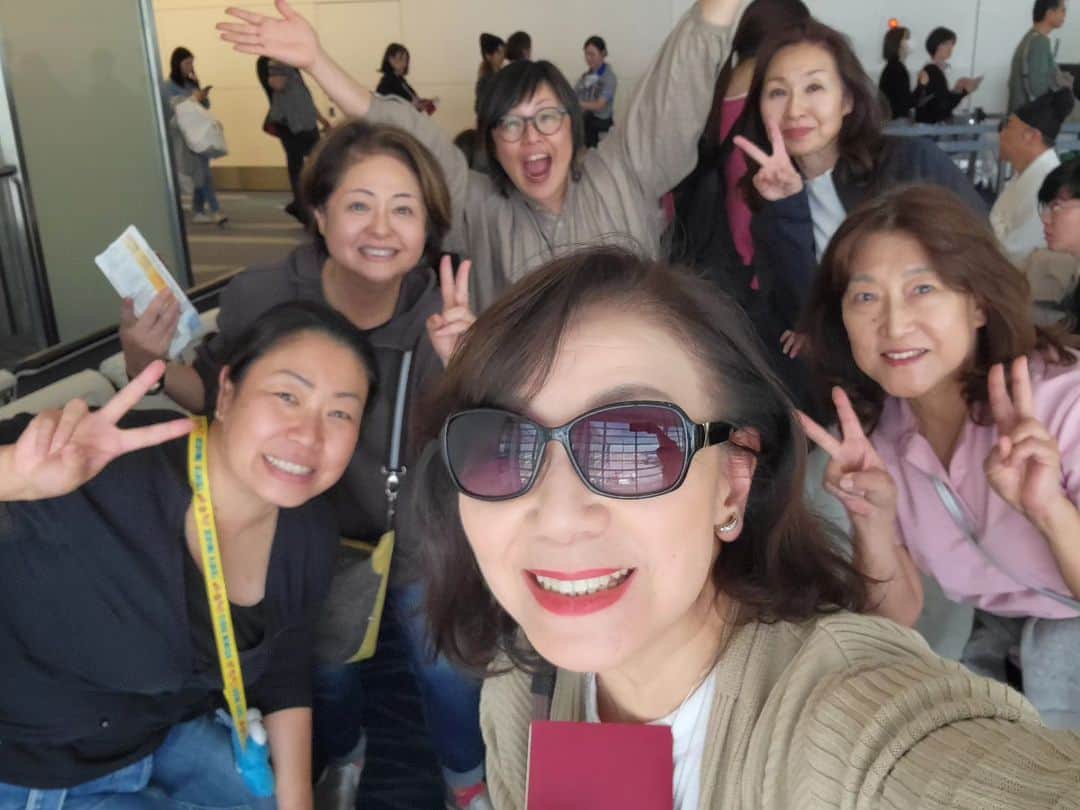 音無美紀子さんのインスタグラム写真 - (音無美紀子Instagram)「キムジャンツアーに参加します。 久しぶりの海外旅行は韓国へ。 韓国料理教室のミセスカン先生のご実家でキムチ作りを体験するツアー。総勢26名。 着いた日は梨泰院を散策。 サムギョプサルのお店で乾杯🍻 楽しい旅になりそうです。  #キムジャン #ミセスカン先生の料理教室 #韓国の旅」11月3日 8時13分 - mikikootonashi
