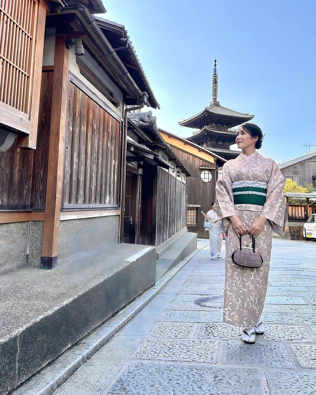 紙本真琴さんのインスタグラム写真 - (紙本真琴Instagram)「#macotostyling  京都の街を着物で散歩するのが一番楽しみだった♪  パグちゃんと合わせてチョイスした着物はちょっぴり大人な雰囲気にしたかったから落ち着いた色合わせに♡  お借りしたのは京乃都　京都駅前店　@kyonomiyako_kyotoekimaeten  駅前だから歩いて直ぐで返却するのも楽〜  カップルみやこプラン(みやこプラン&メンズプラン)でパグちゃんの着付けもパパっとやってもらって  着付け・ヘアセットの所要時間は、大体40分〜1時間30分程度  夜は19時までに返却すればOKだから、のんびり散策できたよ  #PR @kyonomiyako_kyotoekimaeten #京乃都京都駅前店 #kyonomiyakokyotoekimaeten #京都着物レンタル #京都着物着付け #レース着物 #着物ヘアセット #着物レンタル #夫婦旅行 #京都旅行 #そうだ京都へ行こう #夫婦 #カップルコーデ #夫婦デート」11月3日 8時15分 - macoto.kamimoto