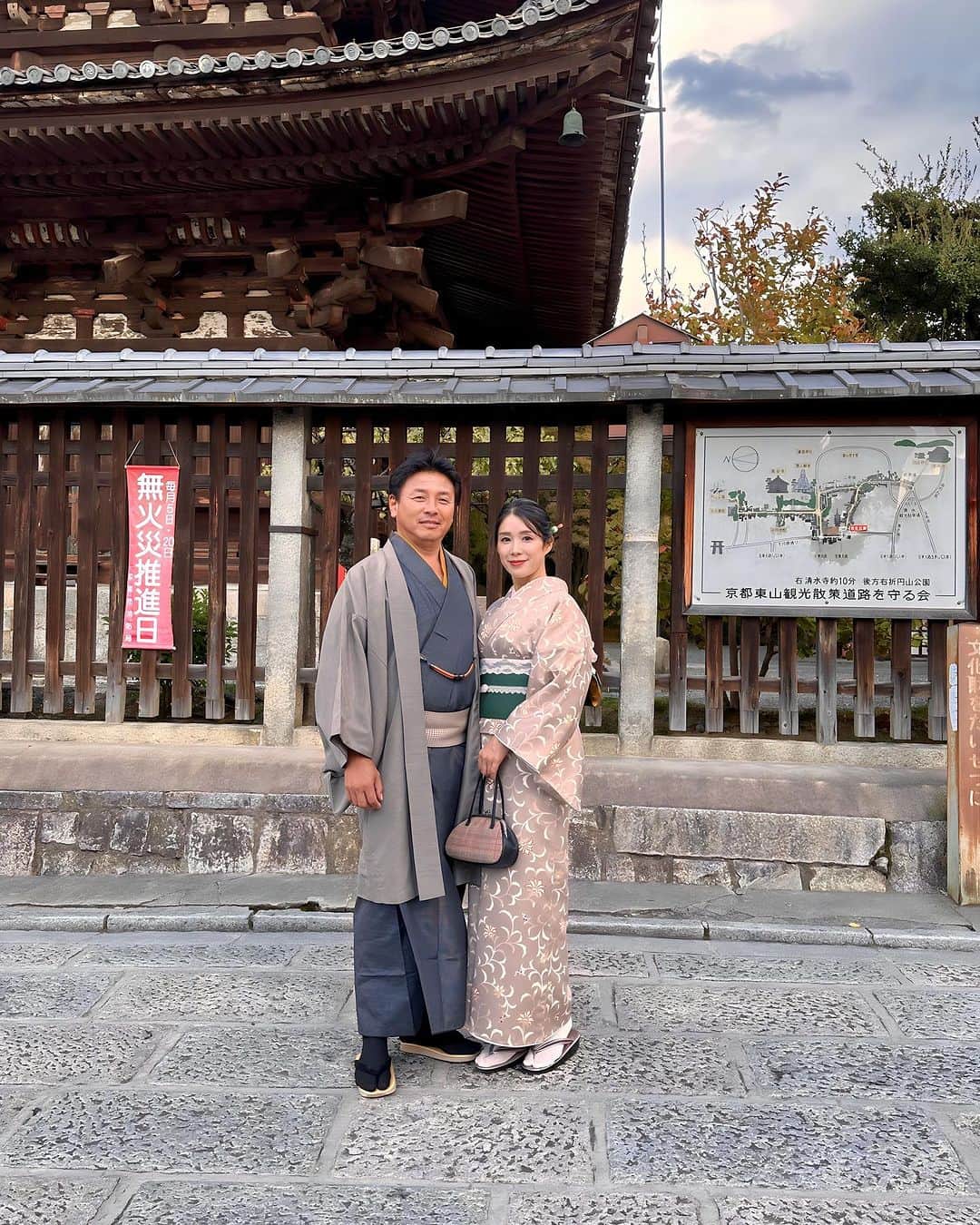 紙本真琴さんのインスタグラム写真 - (紙本真琴Instagram)「#macotostyling  京都の街を着物で散歩するのが一番楽しみだった♪  パグちゃんと合わせてチョイスした着物はちょっぴり大人な雰囲気にしたかったから落ち着いた色合わせに♡  お借りしたのは京乃都　京都駅前店　@kyonomiyako_kyotoekimaeten  駅前だから歩いて直ぐで返却するのも楽〜  カップルみやこプラン(みやこプラン&メンズプラン)でパグちゃんの着付けもパパっとやってもらって  着付け・ヘアセットの所要時間は、大体40分〜1時間30分程度  夜は19時までに返却すればOKだから、のんびり散策できたよ  #PR @kyonomiyako_kyotoekimaeten #京乃都京都駅前店 #kyonomiyakokyotoekimaeten #京都着物レンタル #京都着物着付け #レース着物 #着物ヘアセット #着物レンタル #夫婦旅行 #京都旅行 #そうだ京都へ行こう #夫婦 #カップルコーデ #夫婦デート」11月3日 8時15分 - macoto.kamimoto