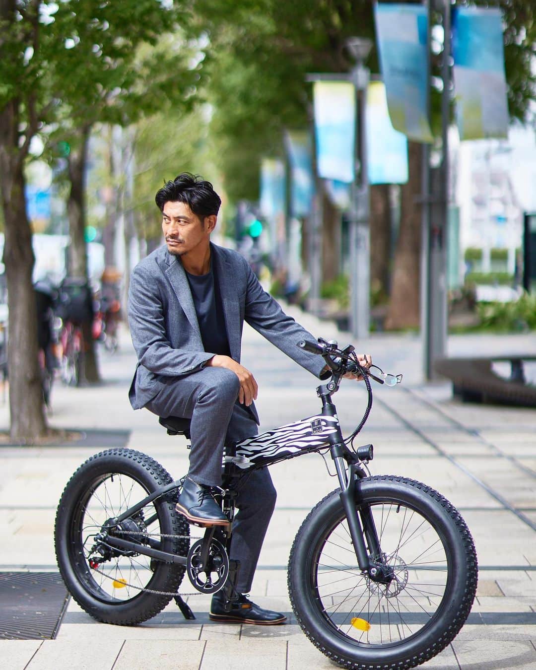 坂口憲二（THE RISING SUN COFFEE）のインスタグラム：「◆GOOD MORNING COFFEE‼︎◆  【ZEBRANG ELECTRIC BICYCLE】 "ゼブラン電動自転車"  アンバサダーを務めているゼブラン @zebrang.jp から電動自転車が発売されました！  今回ZEBRANGからリリースされた電動自転車は、一目見て洗練されたデザインに魅了されます。美しい曲線やカラーリングは、どんなファッションにもマッチし自分を引き立ててくれそう。性能も一流で、スムーズな乗り心地を提供しどんな路地や坂道でも楽に駆け上がることができます。  かっこいい自転車でお気に入りのカフェや、コーヒーアウトサイドスポットを探してみてください。  【WE ARE OPEN】  3連休も各店舗、皆さまのご来店をお待ちしてます！  都内店舗 10:00〜17:00(無休)  大網店舗 11:00〜18:00(月火水木金) 　　　　10:00〜18:00(土日祝)  鶴見店舗 10:00〜18:00(無休)  therisingsuncoffee.com  #coffee #coffeebeans  #coffeeroaster  #coffeelab  #coffeeandsurfing  #coffeetime  #coffeelover  #coffeebreak  #coffeeshop  #coffeestand  #coffeeholic  #coffeehouse  #coffee_inst  #coffeemaker  #coffeeshops  #coffeecoffeecoffee  #coffeenclothes  #coffeeaddict  #coffeeculture  #coffeemorning  #coffeemag #specialitycoffee  #zebrang #electricbicycle  #TRSC」