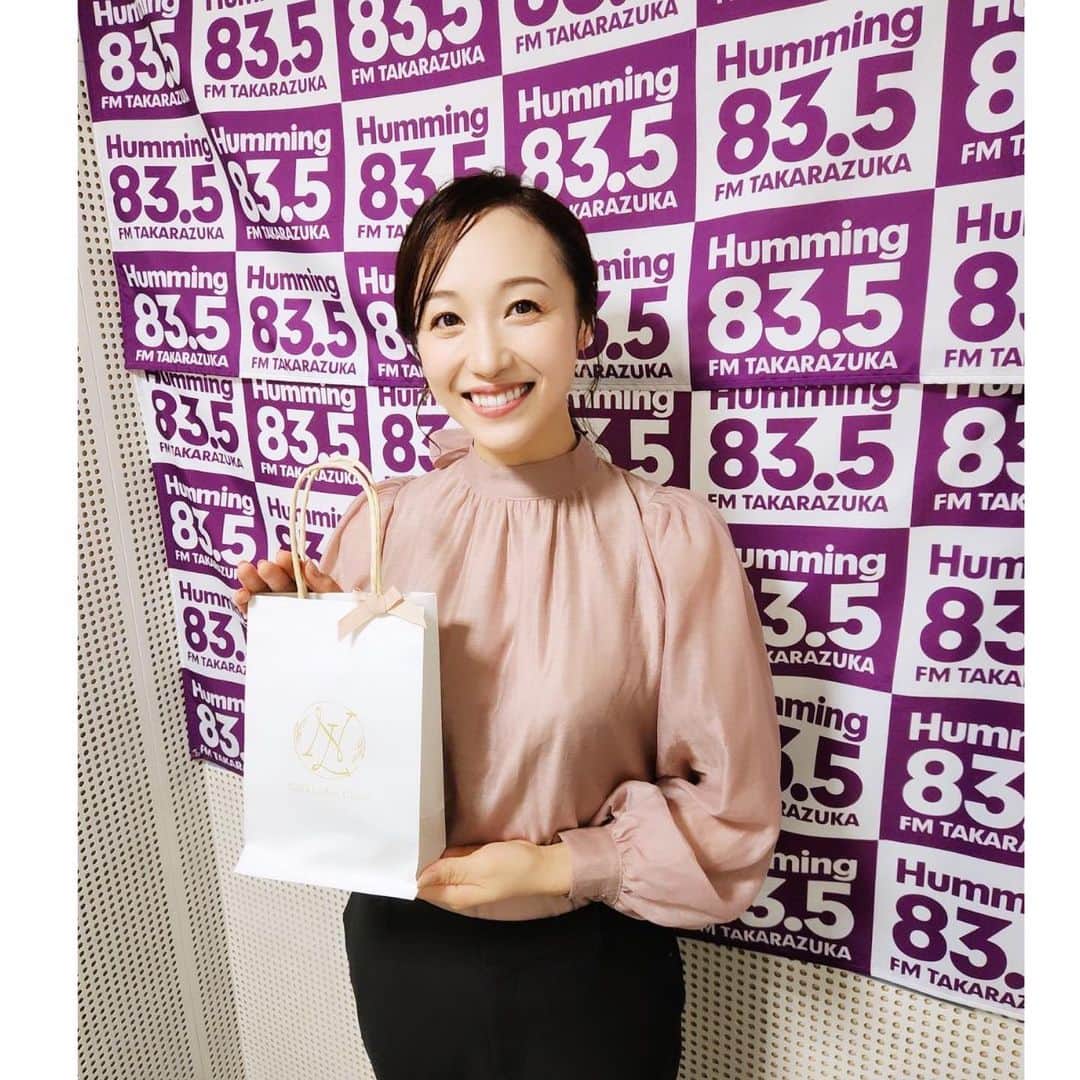 楓ゆきさんのインスタグラム写真 - (楓ゆきInstagram)「✰  毎週金曜日12:30  ON AIR❗️  #FM宝塚 「宝塚レディースサロン」 11月ゲストとして出演させて頂きます😊  番組パートナーの　 #直レディースクリニック @nao_ladies_clinic  直先生と直美さんの温かいお言葉添えと 青柳万美さん @mami_aoyagi  の美声アナウンスのもと、 楽しくお話しさせて頂き感謝でございます🤭✨  楓トーク、お聞きいただければ嬉しいです🐥 @takarazukafm   宜しくお願いいたします🐥✨ #宝塚#レディースサロン#ゲスト出演#ラジオ」11月3日 8時17分 - yuki_kaede.tan