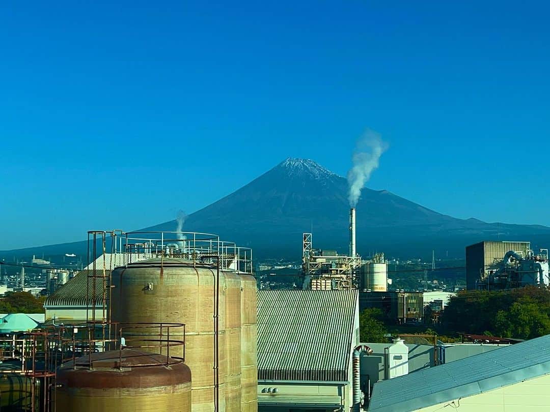 竹井亮介さんのインスタグラム写真 - (竹井亮介Instagram)「2023年11月3日。 午前8時過ぎ。 今日も、かのお山は美しいです。 #今朝の色  #富士山🗻」11月3日 8時18分 - takeiryosuke