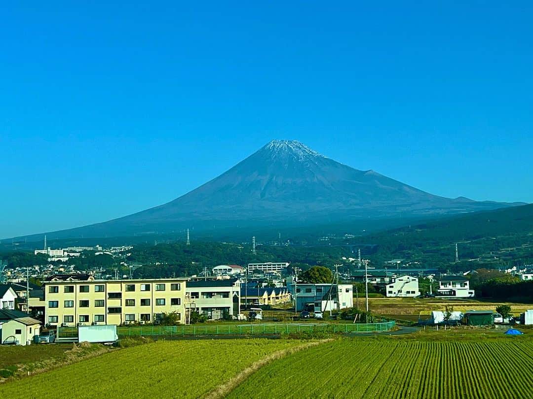 竹井亮介のインスタグラム：「2023年11月3日。 午前8時過ぎ。 今日も、かのお山は美しいです。 #今朝の色  #富士山🗻」