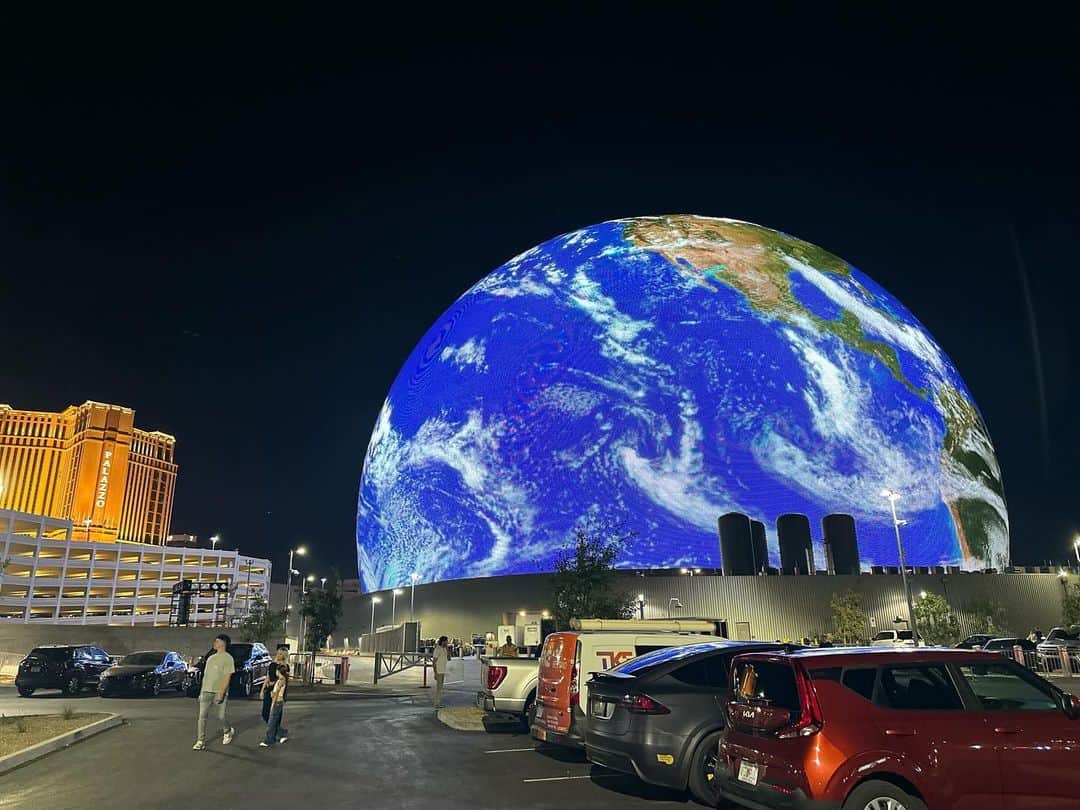 イリー・リーのインスタグラム：「Visited after LPGA class A in person test. 😳 I am Visual person and this was eye opening.  Amazing.  #sphere #lasvegas #스피어 #라스베가스쇼」