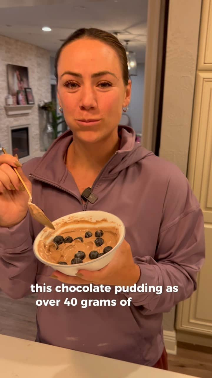 Camille Leblanc-Bazinetのインスタグラム：「Recipe ⬇️   This is the easiest Nighttime snack to hit your protein goal and it taste amazing.  1 cup of nonfat plain Greek yogurt 1 scoop of @ruleoneproteins chocolate 1/4 cup of blueberries  🚨use code : Gainz 🚨 On the protein to get a sweet discount… I also do this yogurt with the salted caramel protein and add some nuts butter amazing   This never gets old, simple, effective,delicious and is for the health conscious people ❤️❤️」