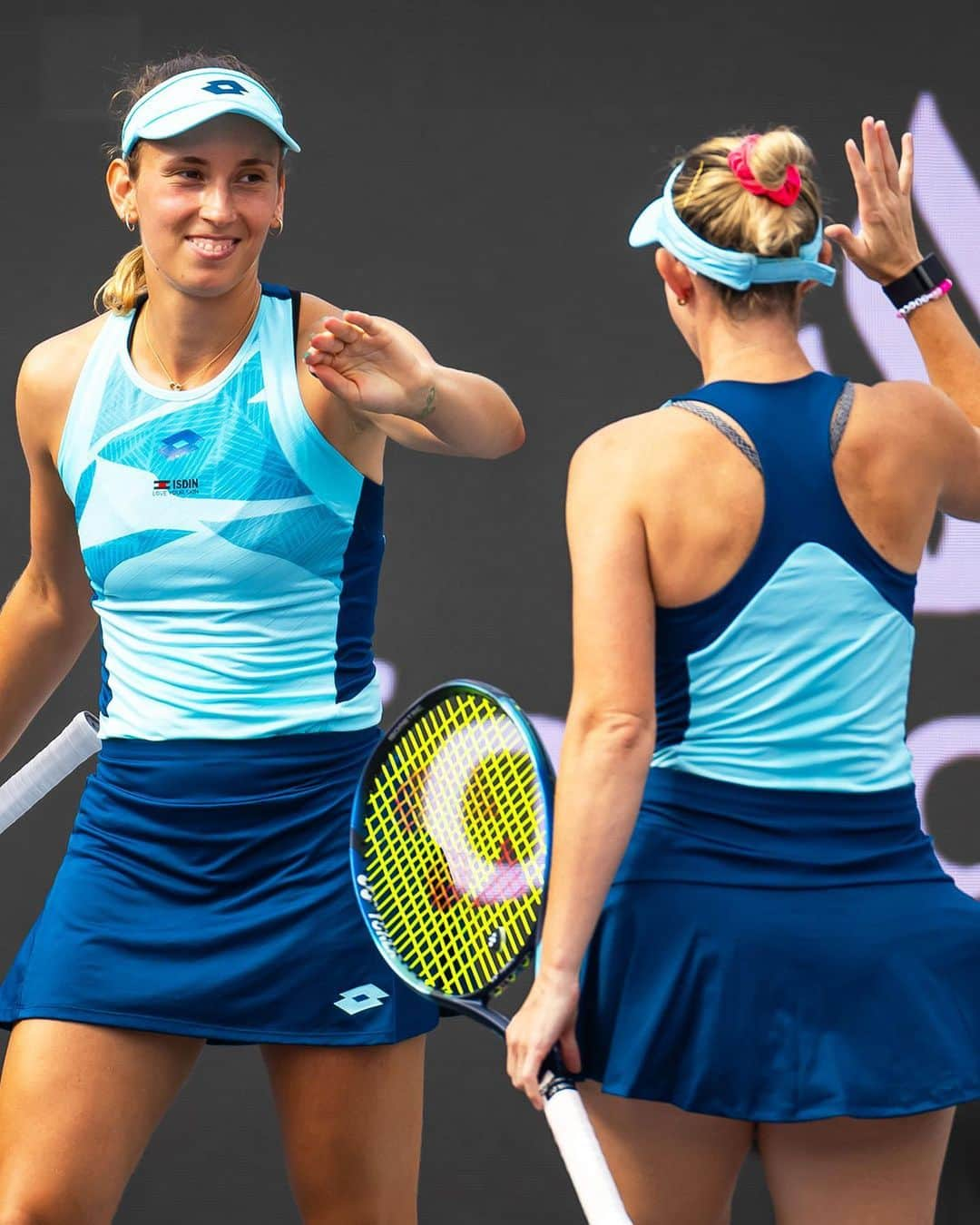 エリーゼ・メルテンスのインスタグラム：「Hat Trick 🎾🎾🎾   @mertenselise & @stormcsanders sweep all three of their matches in Group Maya Ka’an to reach the semifinals!  #WTAFinals #GNPSegurosWTAFinalsCancun」