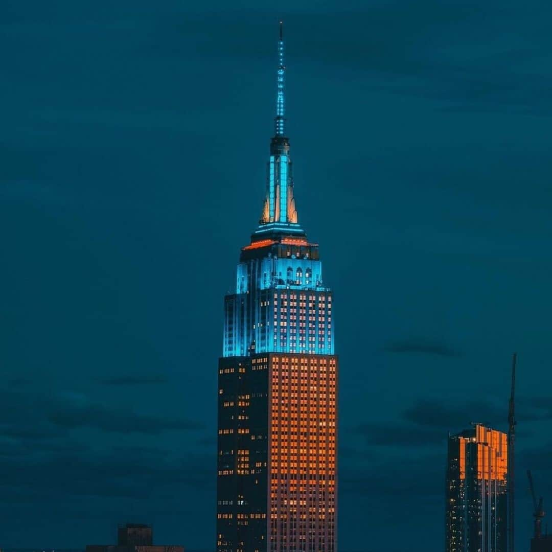 Empire State Buildingさんのインスタグラム写真 - (Empire State BuildingInstagram)「Shining in teal in partnership with @alzfdn in honor of the Light the World Teal Campaign  📷: @theamazingknight」11月3日 8時21分 - empirestatebldg