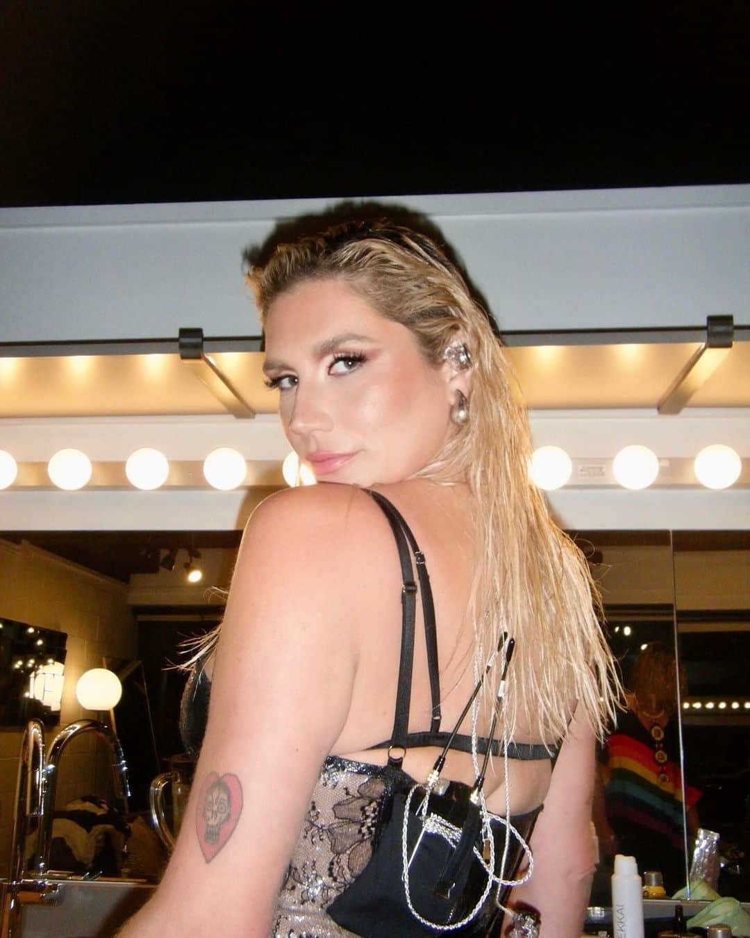 ケシャのインスタグラム：「New York City, I've arrived🖤⁣⁣ Back to back shows at Hammerstein Nov 3 + 4, u coming?」