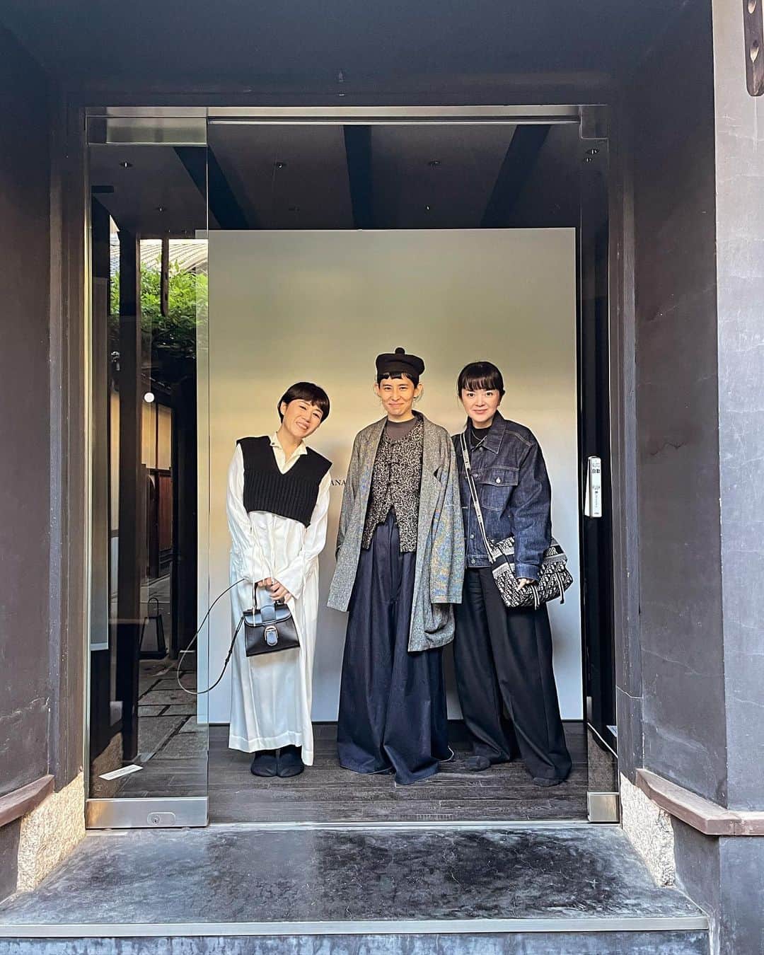 早坂香須子さんのインスタグラム写真 - (早坂香須子Instagram)「一年ぶりの京都滞在。 旅に駆り立てられた理由のひとつが、ここに来るためでした。  小林七生 「眠るソラ / COMA SPACE」  七生ちゃんが紡いだ無数に集積されたビーズや糸による刺繍作品たちには生命が宿っていて、作品が何層にも重なり合う空間は、まるで別次元の宇宙旅行。  普段は開放されない老舗帯屋の黒蔵という場と、自然現象と呼応する空間では、刻々と作品の表情が変わり、立ったり座ったり、じっと見つめてみたり、瞑想したりぐるぐる回ってみたり。  時間を忘れてずっと観ていたかった。  « 眠るソラ »というタイトルだけど、完全に覚醒したソラだね。  偶然にも、日帰りで観に来たという20年来の友、エマに遭遇！七生ちゃんの宇宙は縁まで紡いでくれました。  展示会期：11月20日（月）まで 金〜月 　 11:00~17:00 　 火〜木 　アポイント制 @father_info   入場無料 会場：誉田屋源兵衛・黒蔵 〒604-8165 京都府京都市中京区室町通三条下ル烏帽子屋町489  #京都 #小林七生 #眠るソラ #黒蔵」11月3日 8時37分 - kazukovalentine