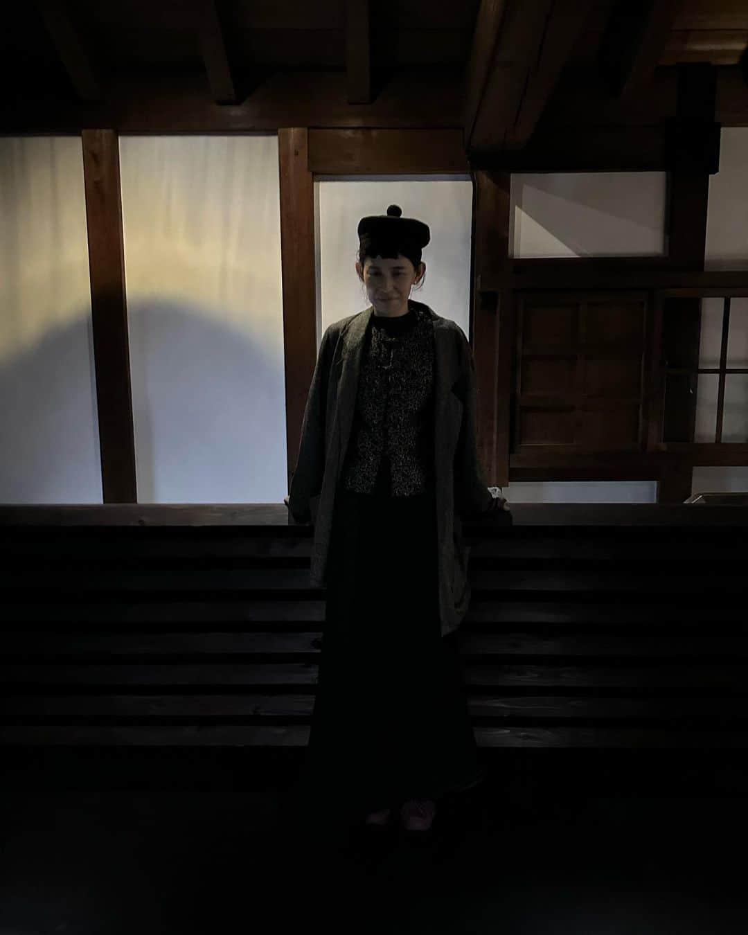 早坂香須子さんのインスタグラム写真 - (早坂香須子Instagram)「一年ぶりの京都滞在。 旅に駆り立てられた理由のひとつが、ここに来るためでした。  小林七生 「眠るソラ / COMA SPACE」  七生ちゃんが紡いだ無数に集積されたビーズや糸による刺繍作品たちには生命が宿っていて、作品が何層にも重なり合う空間は、まるで別次元の宇宙旅行。  普段は開放されない老舗帯屋の黒蔵という場と、自然現象と呼応する空間では、刻々と作品の表情が変わり、立ったり座ったり、じっと見つめてみたり、瞑想したりぐるぐる回ってみたり。  時間を忘れてずっと観ていたかった。  « 眠るソラ »というタイトルだけど、完全に覚醒したソラだね。  偶然にも、日帰りで観に来たという20年来の友、エマに遭遇！七生ちゃんの宇宙は縁まで紡いでくれました。  展示会期：11月20日（月）まで 金〜月 　 11:00~17:00 　 火〜木 　アポイント制 @father_info   入場無料 会場：誉田屋源兵衛・黒蔵 〒604-8165 京都府京都市中京区室町通三条下ル烏帽子屋町489  #京都 #小林七生 #眠るソラ #黒蔵」11月3日 8時37分 - kazukovalentine