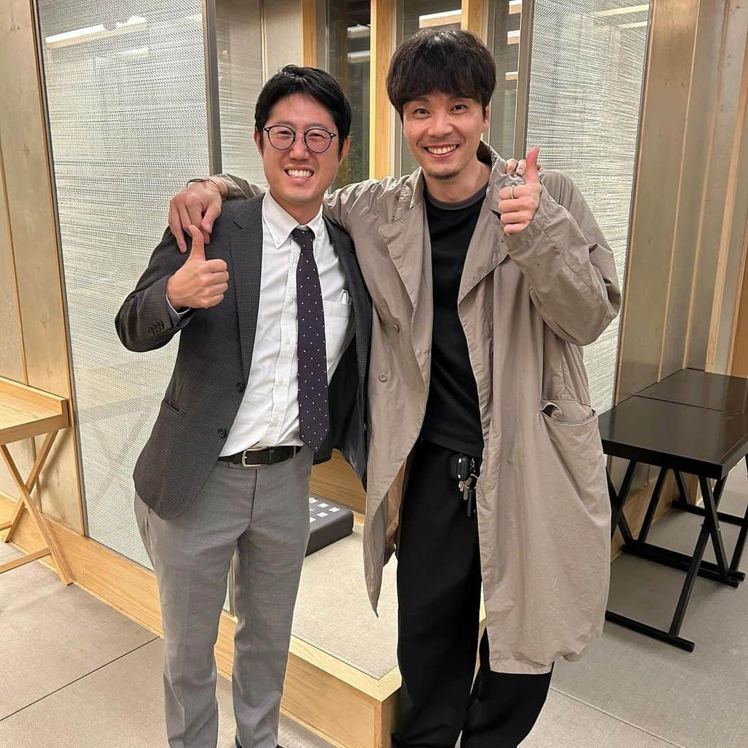 生山裕人さんのインスタグラム写真 - (生山裕人Instagram)「. 生山、テラシマンしました。  先日は、同い年のアナウンサーの寺島くん(@keitaterashima)と京都でお食事に。  時期は被ってないけど、お互いアイランドリーグにお世話になったことがご縁で繋がりました。 同じ大阪出身の同級生が、バリバリNPBの試合の実況で活躍してる姿は刺激受けますねー！  シーズステップの開所祝いに素敵なお花も送ってくれました！ いつか仕事の依頼をできるように積み上げていきまっせ！ 切磋琢磨していこうぜい！ たまらんっ！  #独立リーグたまらん #徳島インディゴソックス #香川オリーブガイナーズ #四国アイランドリーグplus #千葉ロッテマリーンズ」11月3日 8時36分 - ikuyaman130