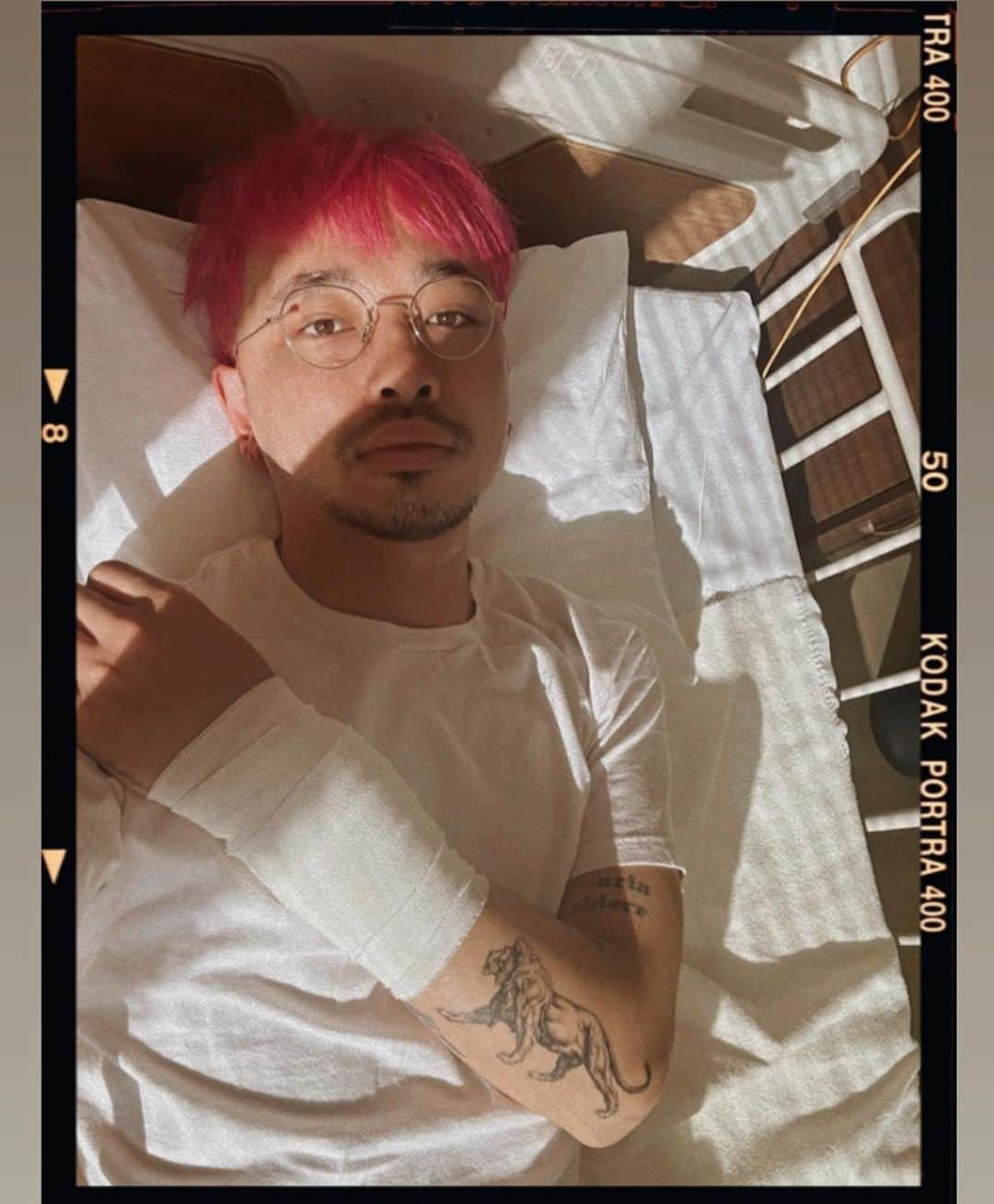 浜本忠勝のインスタグラム：「【 𝓲𝓷𝓯𝓸𝓻𝓶𝓪𝓽𝓲𝓸𝓷 】 ✴︎ 11/2に、左手のプレートの摘出手術が無事に終わり、退院できる事になりました。 4月に遭った交通事故とも、これでようやくひと段落つきます。 まだ腕は痛みますが、前回の手術の時よりは体調も良く、身体も安定しています。 ✴︎ 皆様には大変ご迷惑をおかけしましたが、仕事は１１月４日から復帰します✂️ 始めは、少しずつ慣らしながらのサロンワークになりますが、はやく完全になるまでリハビリ頑張ります💪🏻🔥 皆様にwhyteでお会いできるのを楽しみにお待ちしております✨  ps.  手術前に色んな意味もあり久しぶりにタトゥーいれました」