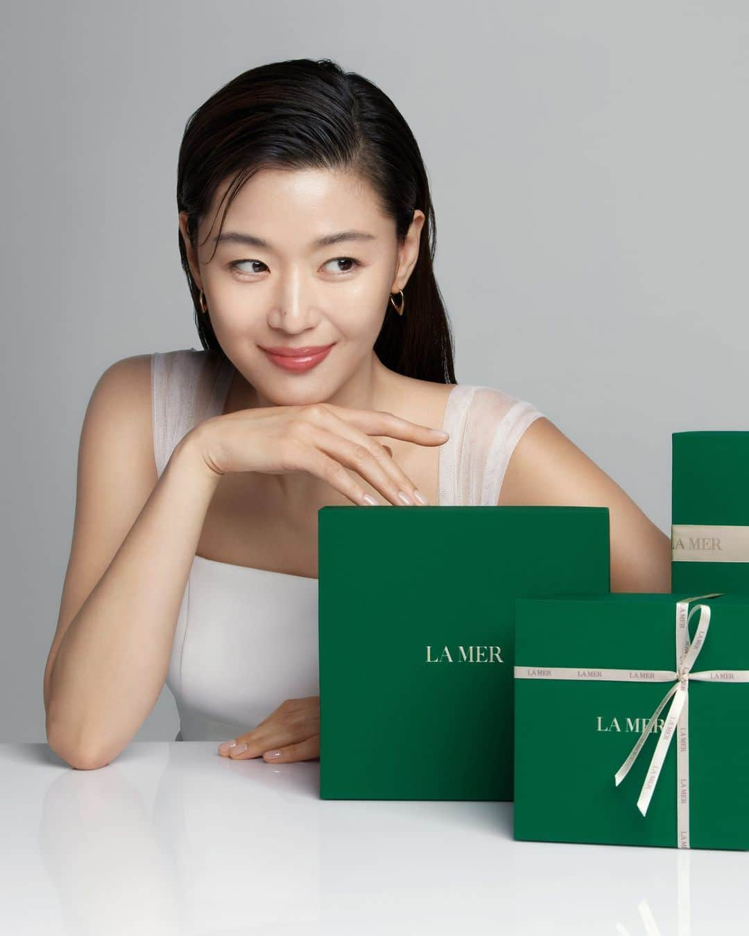 ドゥラメールのインスタグラム：「Delight your loved ones with gorgeous green gifts, wrapped and adorned with elegant gold ribbon.  #LaMer #LoveLaMer」