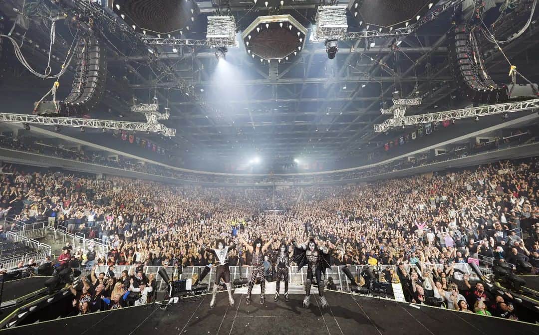 KISSのインスタグラム：「PALM DESERT! You were AMAZING last night! We Love You. We will NEVER forget you! #EndOfTheRoadTour」