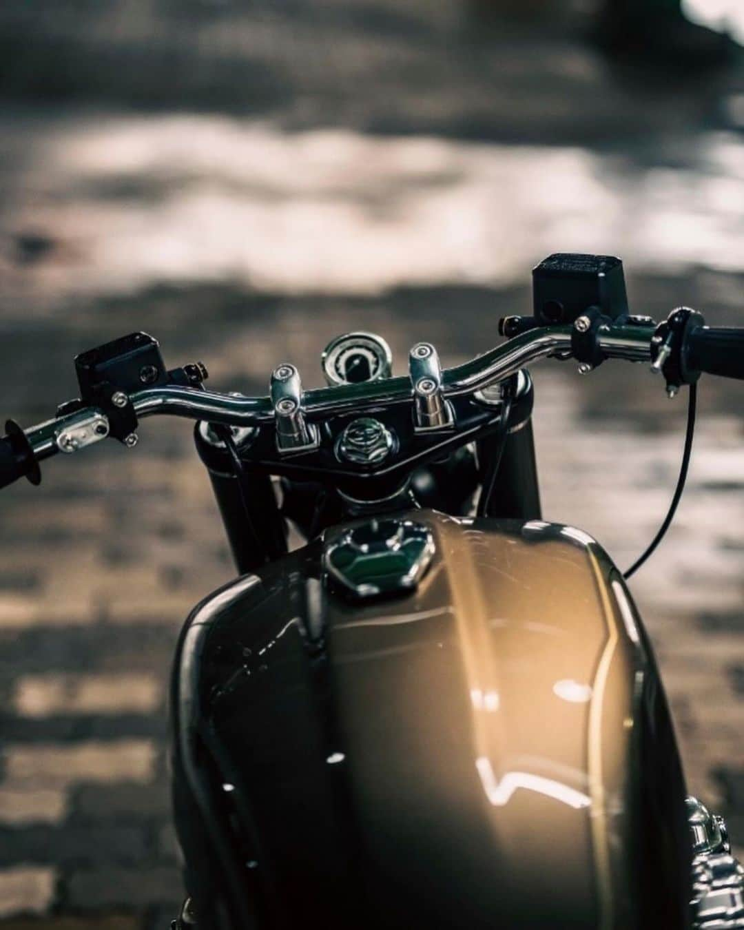 ハンバーグ師匠（井戸田潤）さんのインスタグラム写真 - (ハンバーグ師匠（井戸田潤）Instagram)「HONDA CB1100 何故かドイツ🇩🇪のカスタムバイク雑誌の表紙飾ってます　凄🏍️ 好き〜 #バイク　#ハンバーグ師匠　#ホンダ」11月3日 8時33分 - jujuju_101010