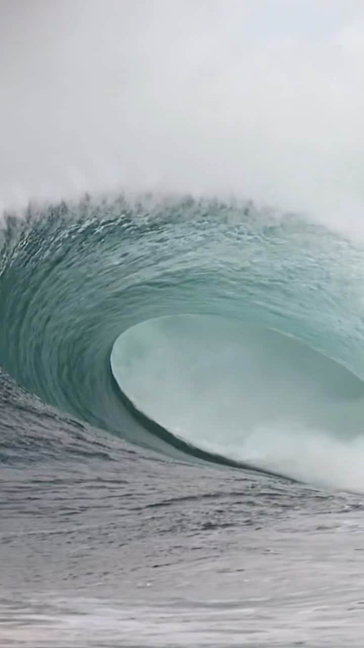 surflineのインスタグラム：「An empty to surely put you into a trance. California saw a few beautiful fall offshore days this week which led to picturesque lineup shots (like the one above) and dried out skin. For the full #SwellStory that just went live, hit that link in bio. 🎥: @jaredanthonybrown」