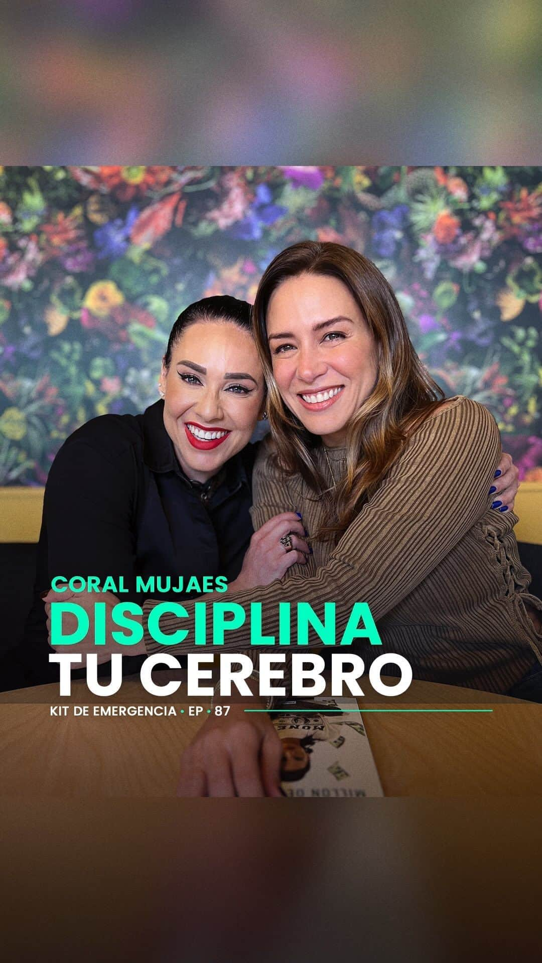 Erika De La Vegaのインスタグラム：「¿CÓMO LOGRAR TU PRIMER MILLÓN? 👀 ok, hoy vamos a responder a esa pregunta pero no lo voy a hacer yo, sino mi invitada de este nuevo #KitDeEmergencia, y ella es Coral Mujaes @coralmujaes, comunicadora y autora best-seller, también es atleta de alto rendimiento y líder de negocios que ha ayudado a miles de personas a disciplinar su cerebro para lograr lo que se proponen.  La historia de Coral es inspiración pura, logró vencer procesos fuertes como la bulimia, el alcoholismo, relaciones complicadas y una batalla con ella misma por encontrar una salida a todo lo que vivía. Coral nos cuenta cómo atravesó cada circunstancia pasando por todas las opciones, desde psicólogos y guías espirituales, hasta darse cuenta que todo estaba en su neuroasociación ante las situaciones y el mindset que tenía programado.  Hablamos de establecer metas 10 veces más grandes que tu y cómo lograrlas con constancia y disciplina, convirtiendo los tropiezos en oportunidades y dejar de ser víctima para ser victoriosa, siempre #EnDefensaPropia  Escucha el episodio ya disponible en todas las plataformas de audio: spotify, google podcasts, apple podcasts, amazon music y en mi canal de youtube.  #ErikaDeLaVega #podcast」