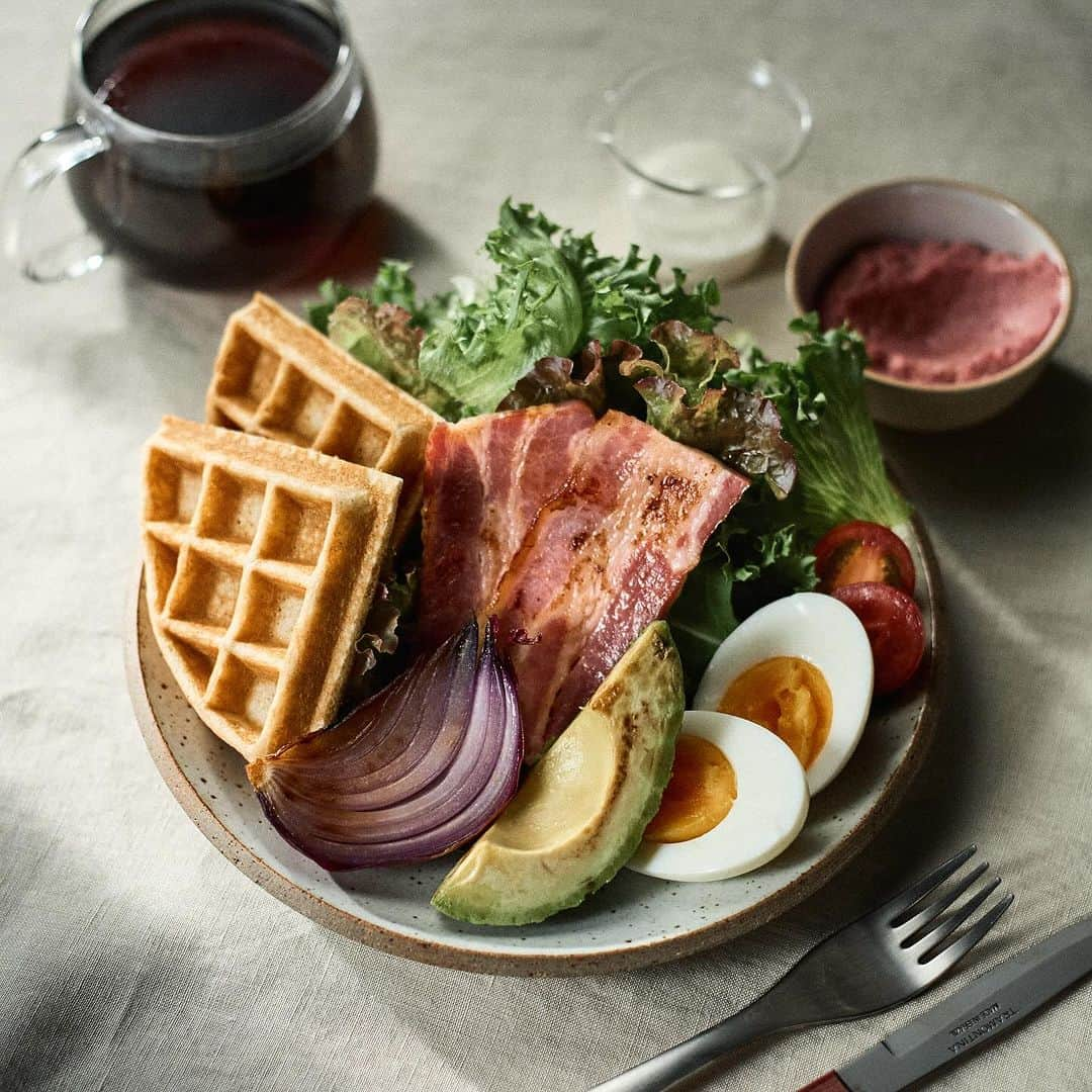 Blue Bottle Coffee Japanのインスタグラム：「モーニングやブランチにもぴったりなお食事メニューをご紹介🥪⁠ ⁠ ■ ブランチプレート「コンプレ」⁠ 古代小麦と米粉をベースとした、お食事用のしっとりとした甘くないワッフルと一緒に、たくさんの野菜と季節のフムスが楽しめるプレートです🧇🥑⁠ ⁠ 香ばしく焼かれたベーコン、塩とオリーブオイルで味付けされた季節のグリル野菜、平飼い卵のゆで卵、ビーツのフムスもついた、満足感たっぷりのボリュームです。⁠ ⁠ また卵を使わず大豆製品で作ったソイクリームソースは、ワッフルにつけても、お野菜につけても美味しく召し上がっていただけますので、ぜひお気に入りの食べ方を探してみてください！⁠ ⁠ ご提供カフェ：渋谷、京都、梅田茶屋町⁠ ⁠ ⁠ ■ グリルド チーズ サンドイッチ with トマトスープ「マッシュルーム モルネー」⁠ 今年の冬、グリルド チーズ サンドイッチ with トマトスープ に新しいフレーバーが登場！⁠ ⁠ フィリングはホワイトソースにチーズを混ぜ込んだモルネーソースに、4 種類のきのこソテーを混ぜ合わせたマッシュルームモルネーフィリングをたっぷり挟んで焼き上げたこちらのサンドイッチは、オーダーをいただいてから焼き上げるので、熱々の出来立てをお楽しみいただけます✨⁠ ⁠ ⁠トマトスープとご一緒に提供しており、しっかりお食事としてお楽しみいただけます🤤⁠ ⁠ ご提供カフェ：清澄白河、六本木、広尾、渋谷、みなとみらい、京都木屋町、神戸阪急⁠ ⁠ ⁠ ⁠ #ブルーボトルコーヒー⁠ #BlueBottleCoffee⁠ #ブルーボトルコーヒー清澄白河  #ブルーボトルコーヒー六本木⁠ #ブルーボトルコーヒー広尾⁠ #ブルーボトルコーヒー渋谷 #ブルーボトルコーヒーみなとみらい⁠ #ブルーボトルコーヒー京都木屋町⁠ #ブルーボトルコーヒー神戸阪急」