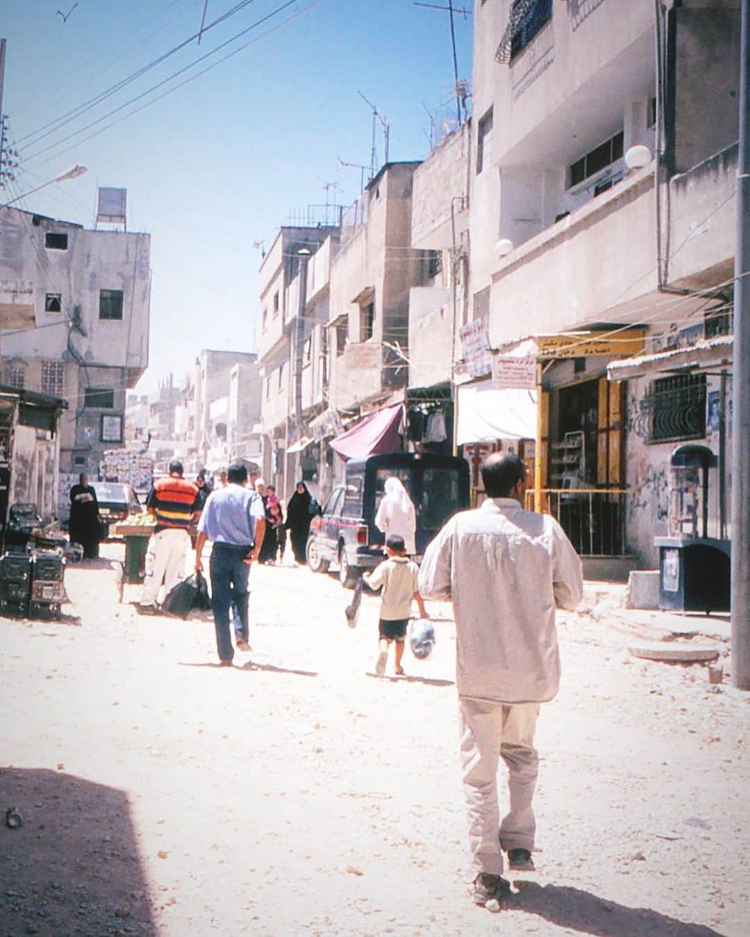 石川直樹さんのインスタグラム写真 - (石川直樹Instagram)「In the West Bank, #Palestine, 2002.  Hoping for a ceasefire in Gaza. 2002年、パレスチナのヨルダン川西岸地区を旅した。9.11の後で中東諸国は混沌としており、パレスチナは特にひどかった。分離壁の建設が開始され、イスラエルによる武力攻撃が激しさを増した年だった。イスラエル軍の戦車をあちこちで見かけ、破壊された建物やバリケードが点在していた。 廃墟だと思われた建物も、中に入ると、人が暮らしていた。言葉もロクに話せない異国から来た若者にも、パレスチナの人々は優しかった。子どもたちは屈託がなく、裸足で自分の後をついてきた。あれから21年が経った。当時の子どもたちは青年になっているはず。彼ら彼女らは、今頃どうしているだろう。 今年の戦闘による死者数は、あの2002年の比ではない。イスラエルはガザ市民への攻撃を今すぐやめて、停戦すべき。ハマスの残虐行為は到底許せるものではないが、報復はそれに対する返答にはなりえない。暴力の連鎖を断ち、即時停戦がなされることを心から願う。 . 当時のポジフィルムを見直していると、一気に記憶が甦ってくる。写真は記憶の引き出しだ。すべて2002年撮影。」11月3日 8時43分 - straightree8848